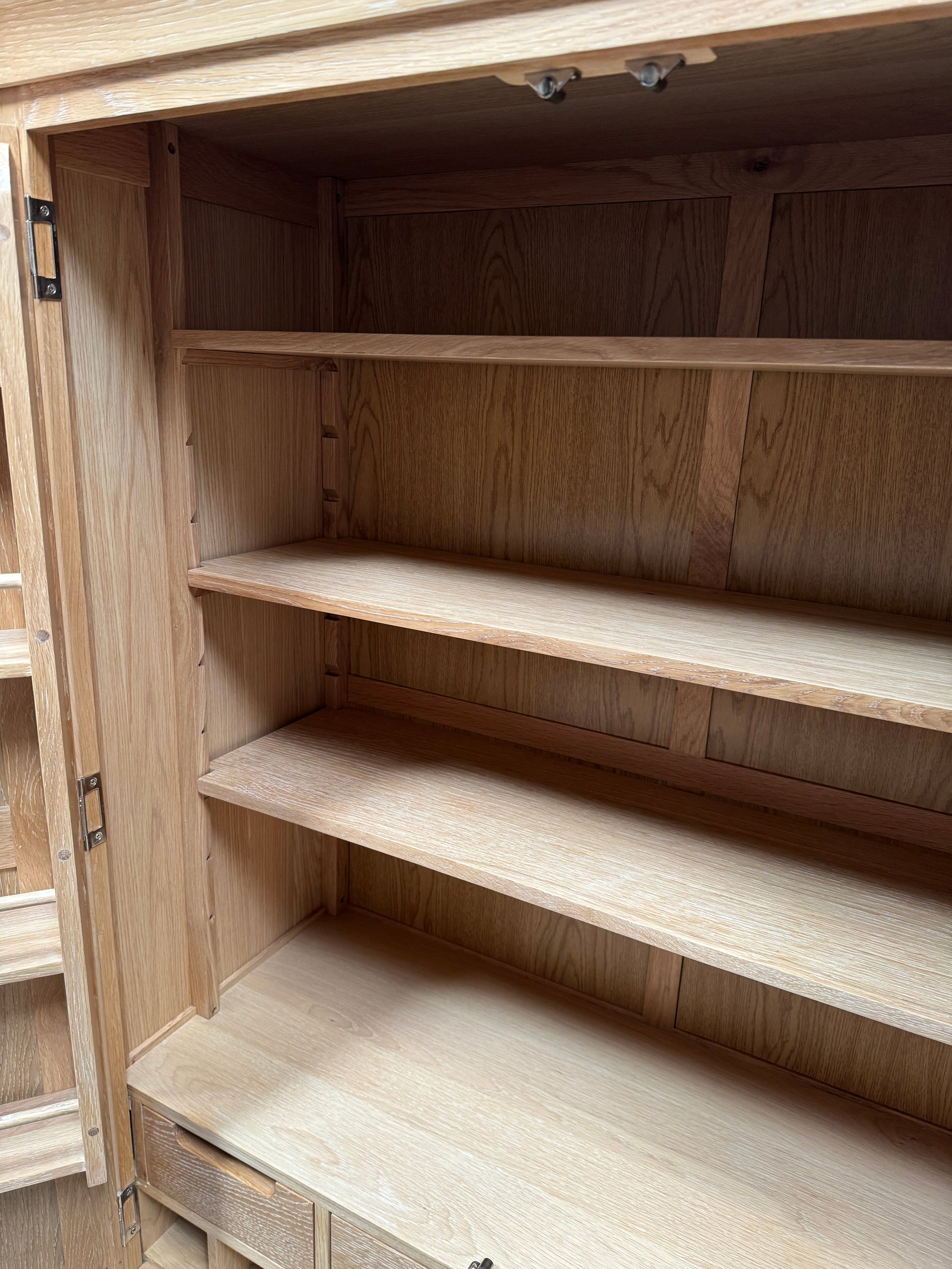 INGLESHAM WHITEWASH OAK
Double Larder Quality Furniture Clearance Ltd