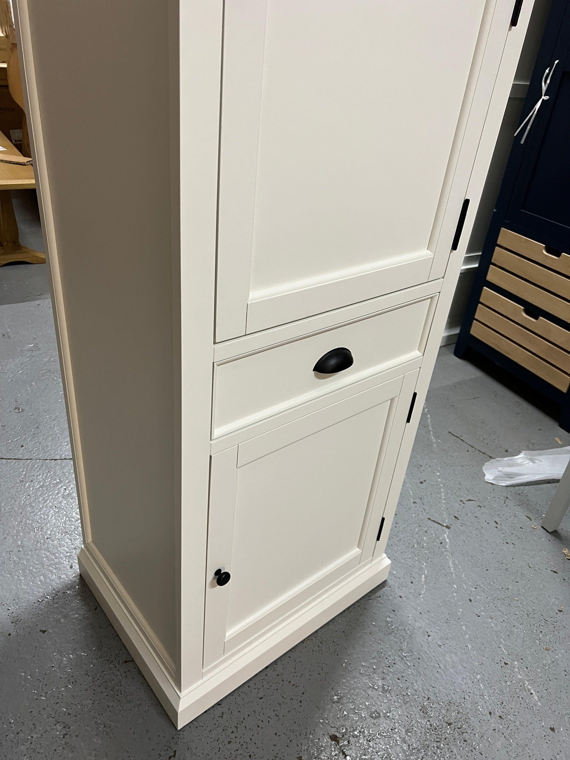 STOW WARM WHITE
Narrow Single Larder Quality Furniture Clearance Ltd