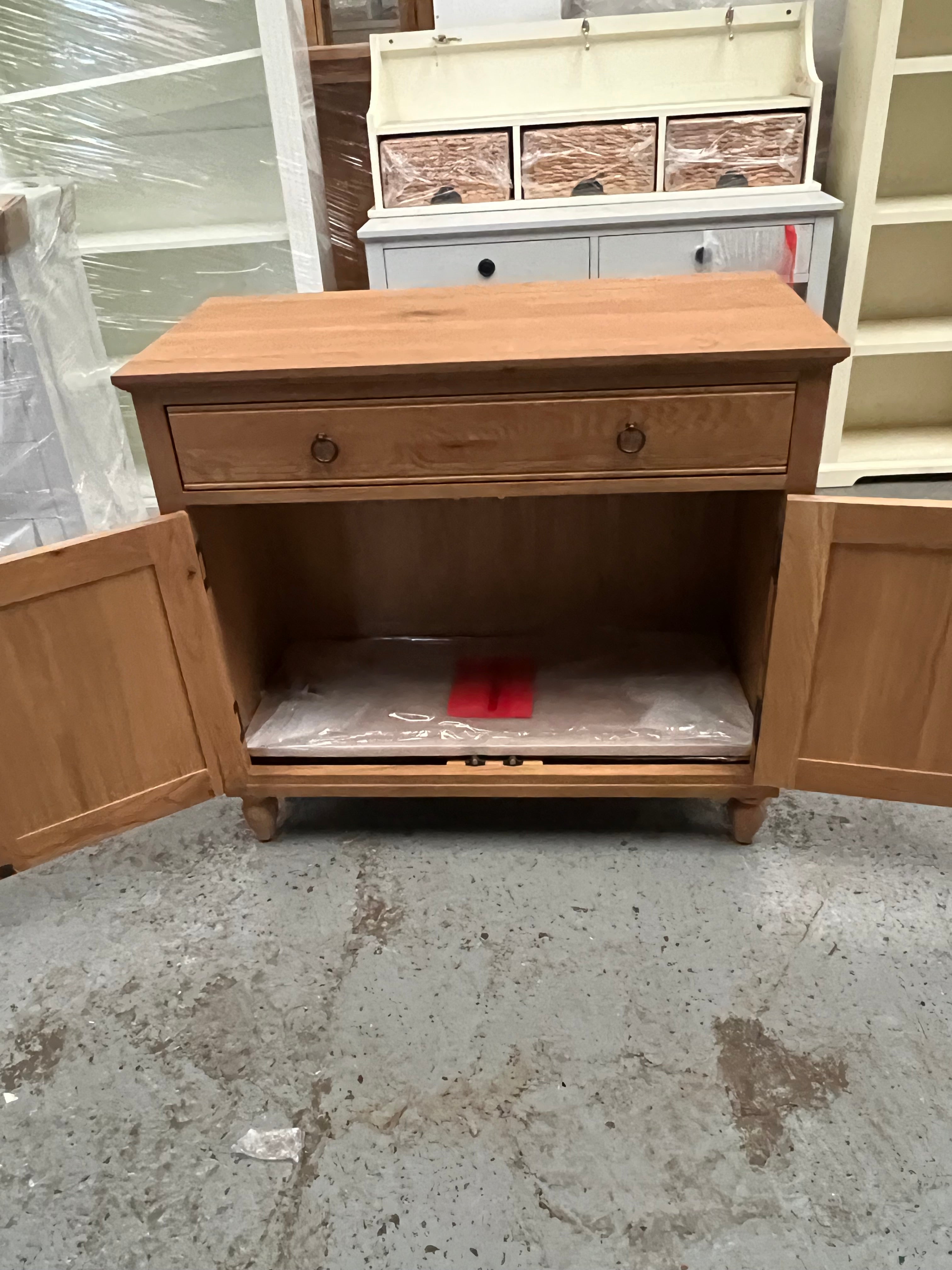 ELKSTONE MELLOW OAK
Small Sideboard Quality Furniture Clearance Ltd