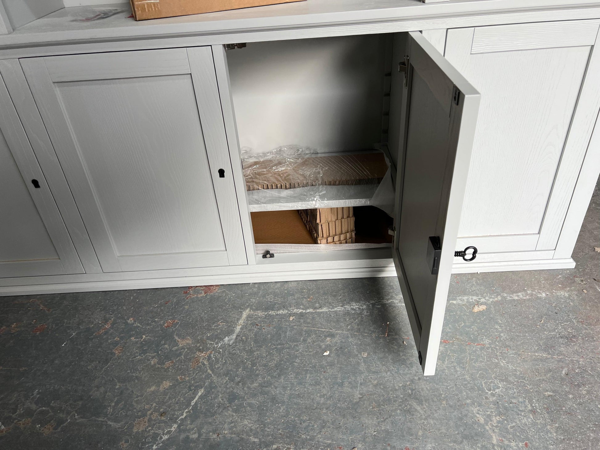 CHARLBURY MINERAL GREY
Grand Bookcase Quality Furniture Clearance Ltd