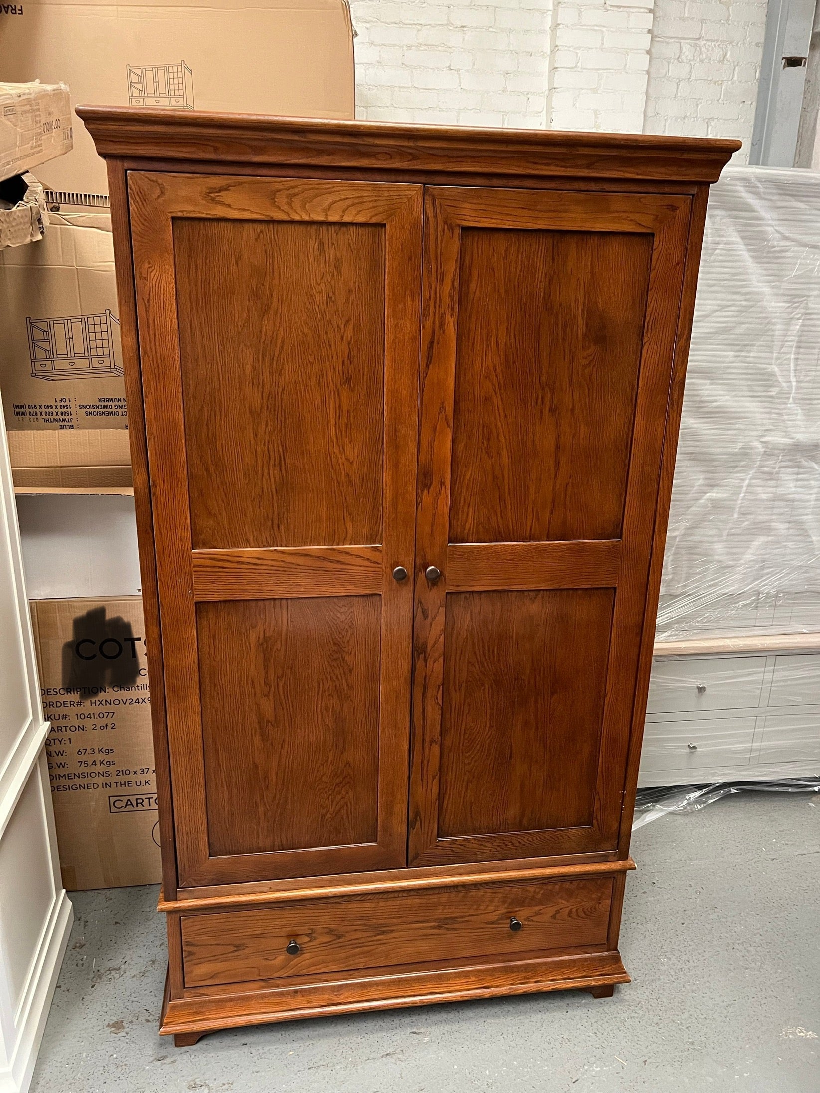WINCHCOMBE DARK OAK
Double Wardrobe Quality Furniture Clearance Ltd