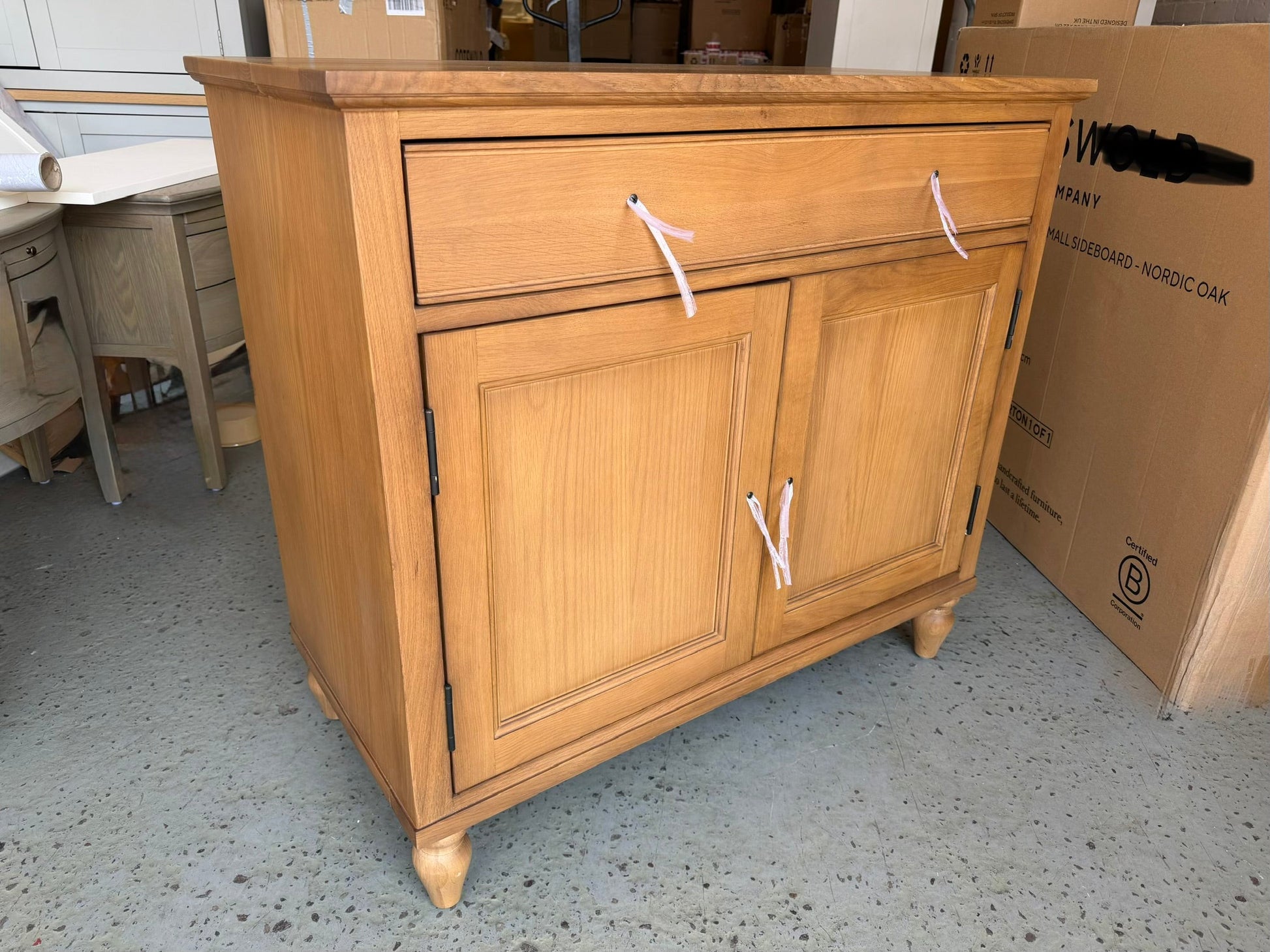 ELKSTONE MELLOW OAK
Small Sideboard Quality Furniture Clearance Ltd
