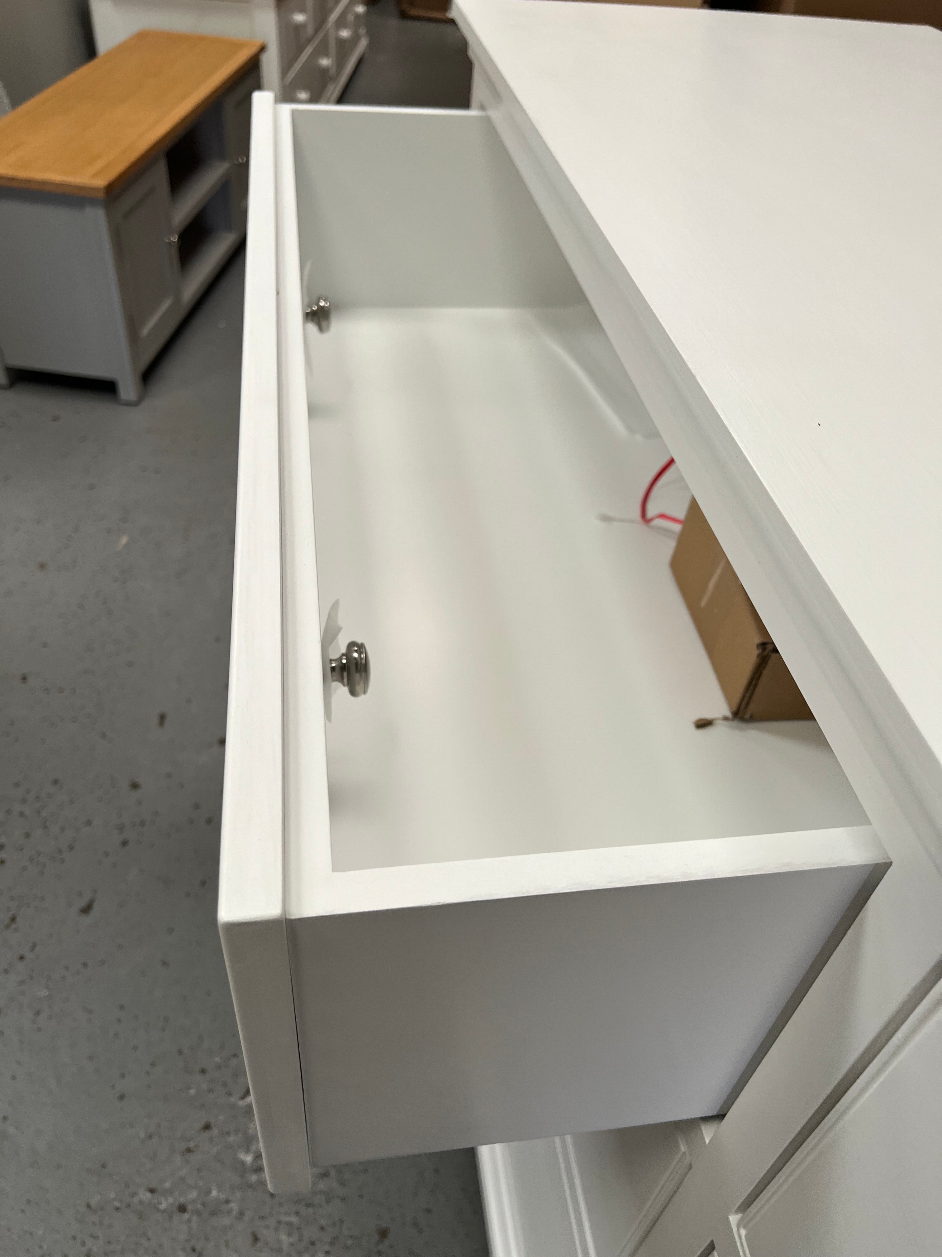 FAIRFORD SOFT WHITE
6 Drawer Large Chest Quality Furniture Clearance Ltd