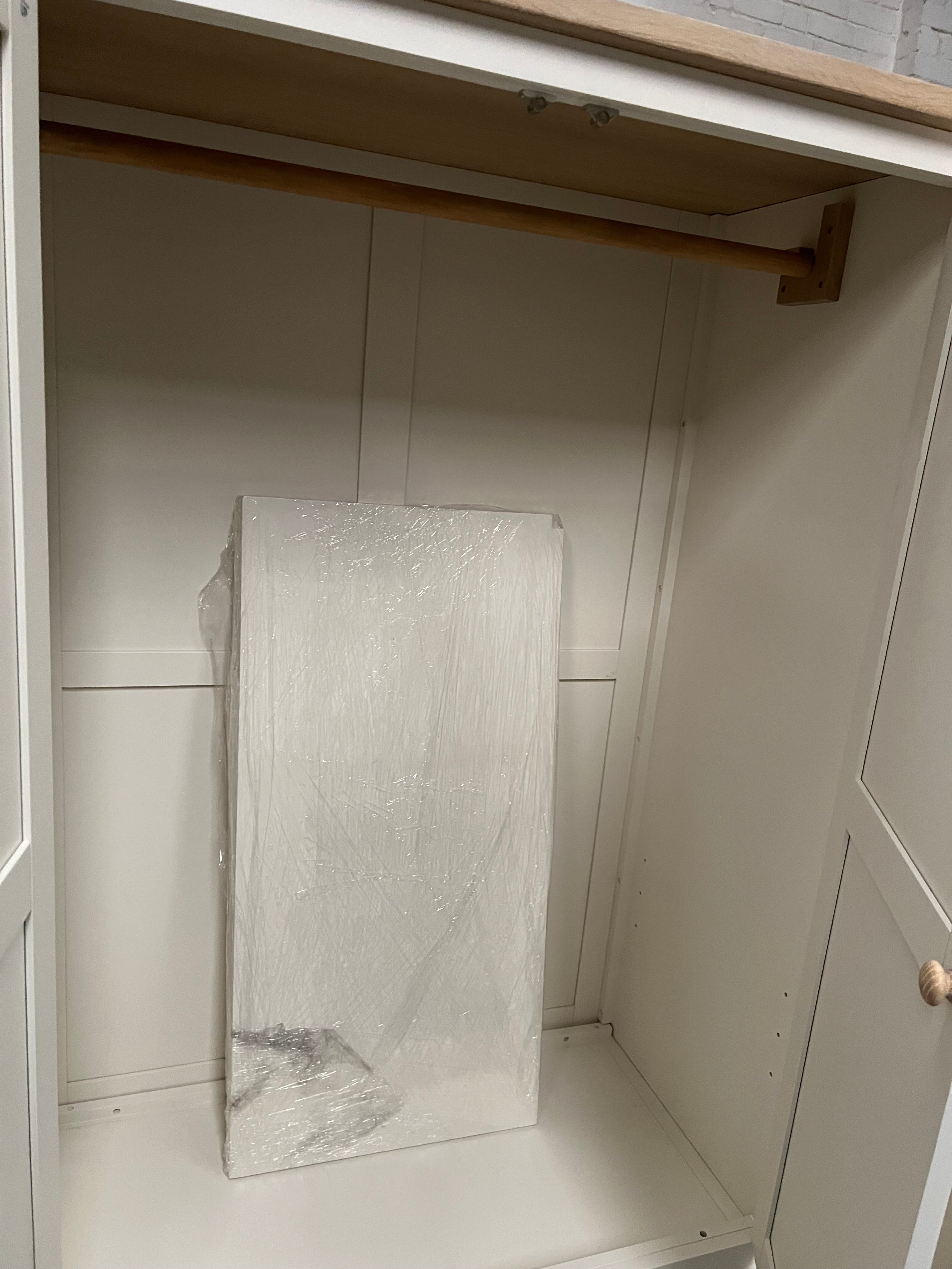 CHESTER CLASSIC CREAM
Four Door Wardrobe