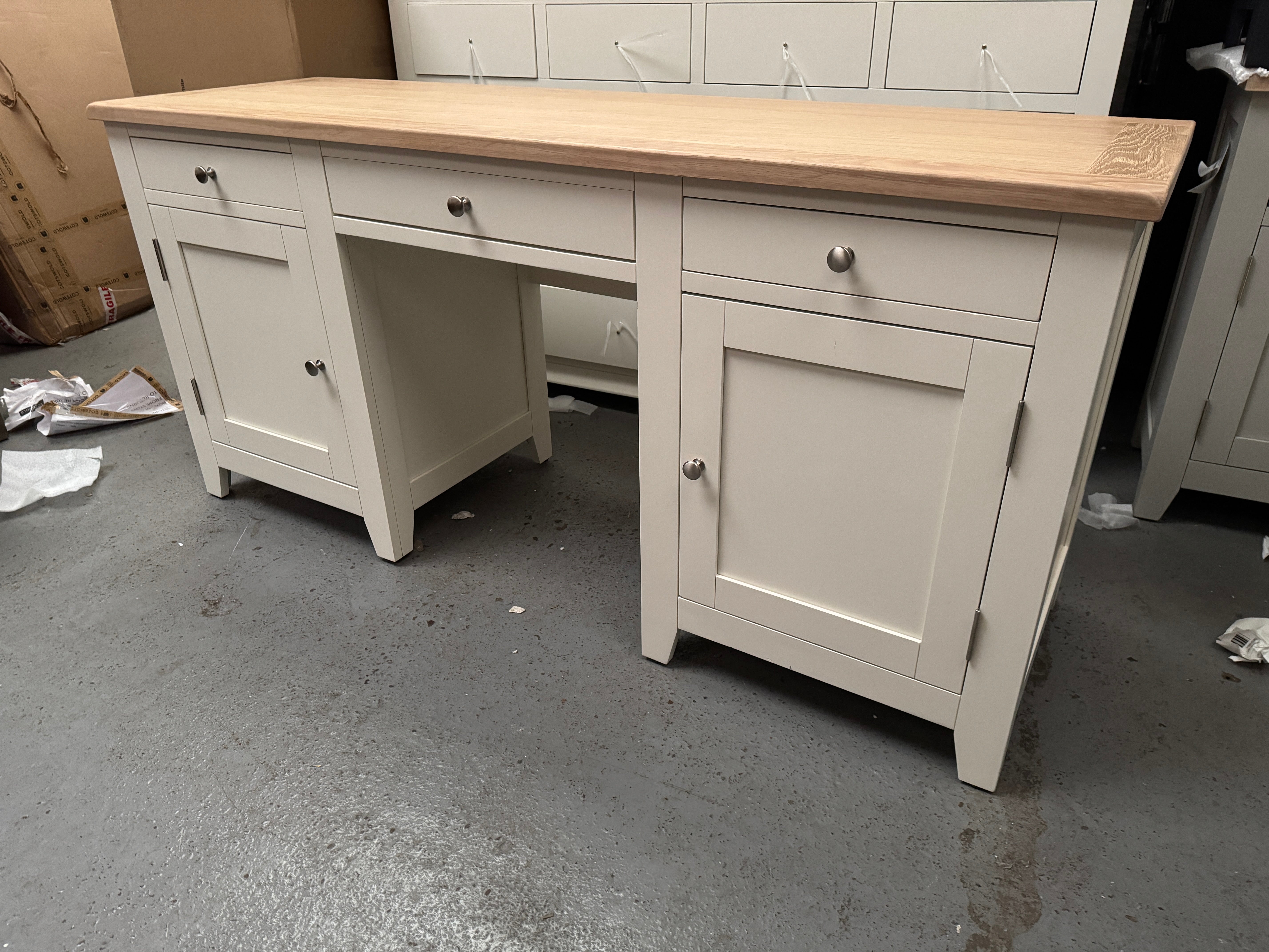 CHESTER CLASSIC CREAM
Double Pedestal Desk Quality Furniture Clearance Ltd