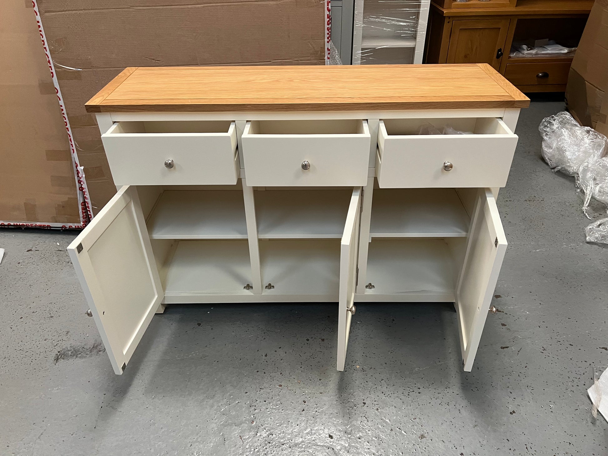 SIMPLY COTSWOLD CLASSIC CREAM
3 Door Sideboard Quality Furniture Clearance Ltd