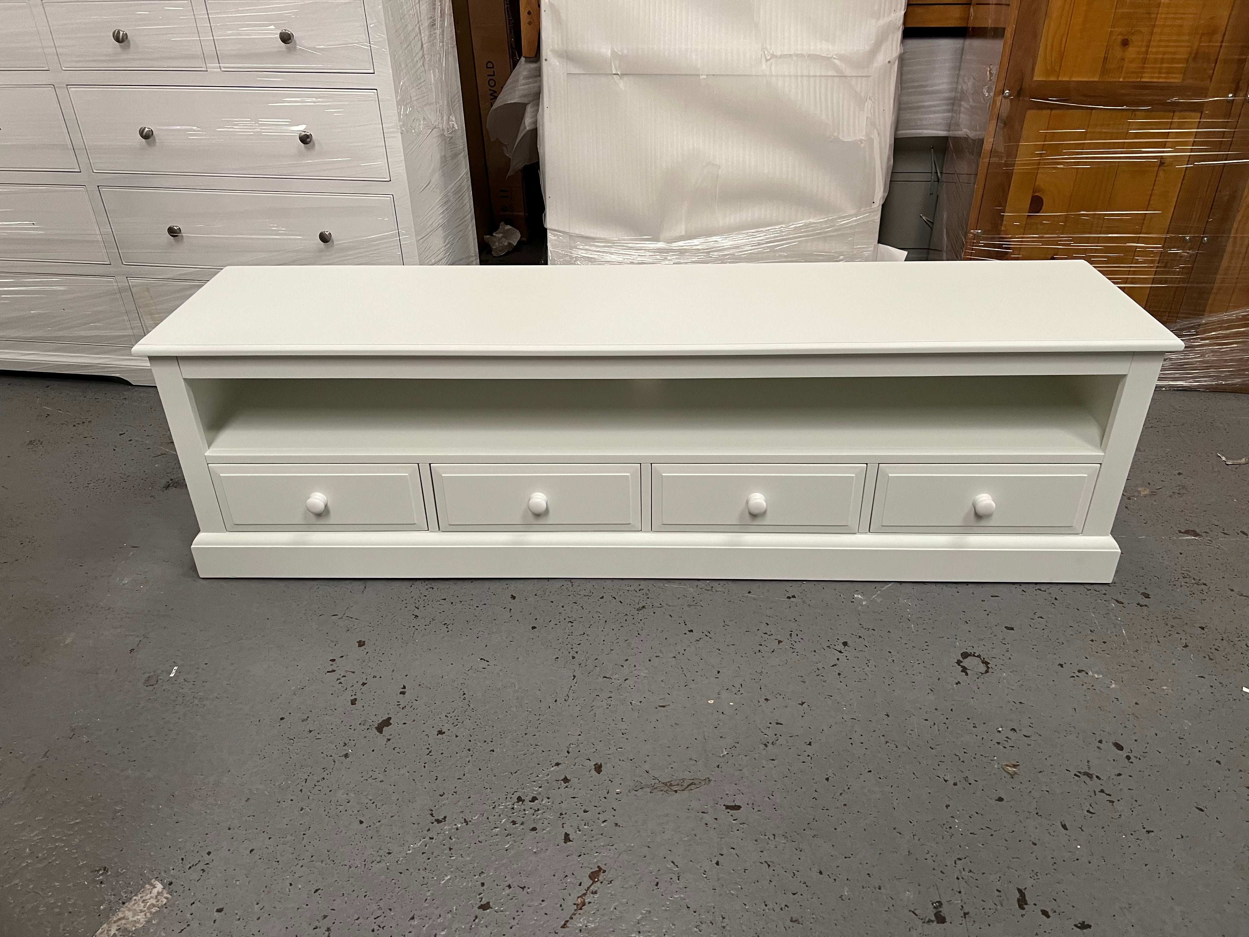 BURFORD IVORY
Extra Large TV Stand up to 75"