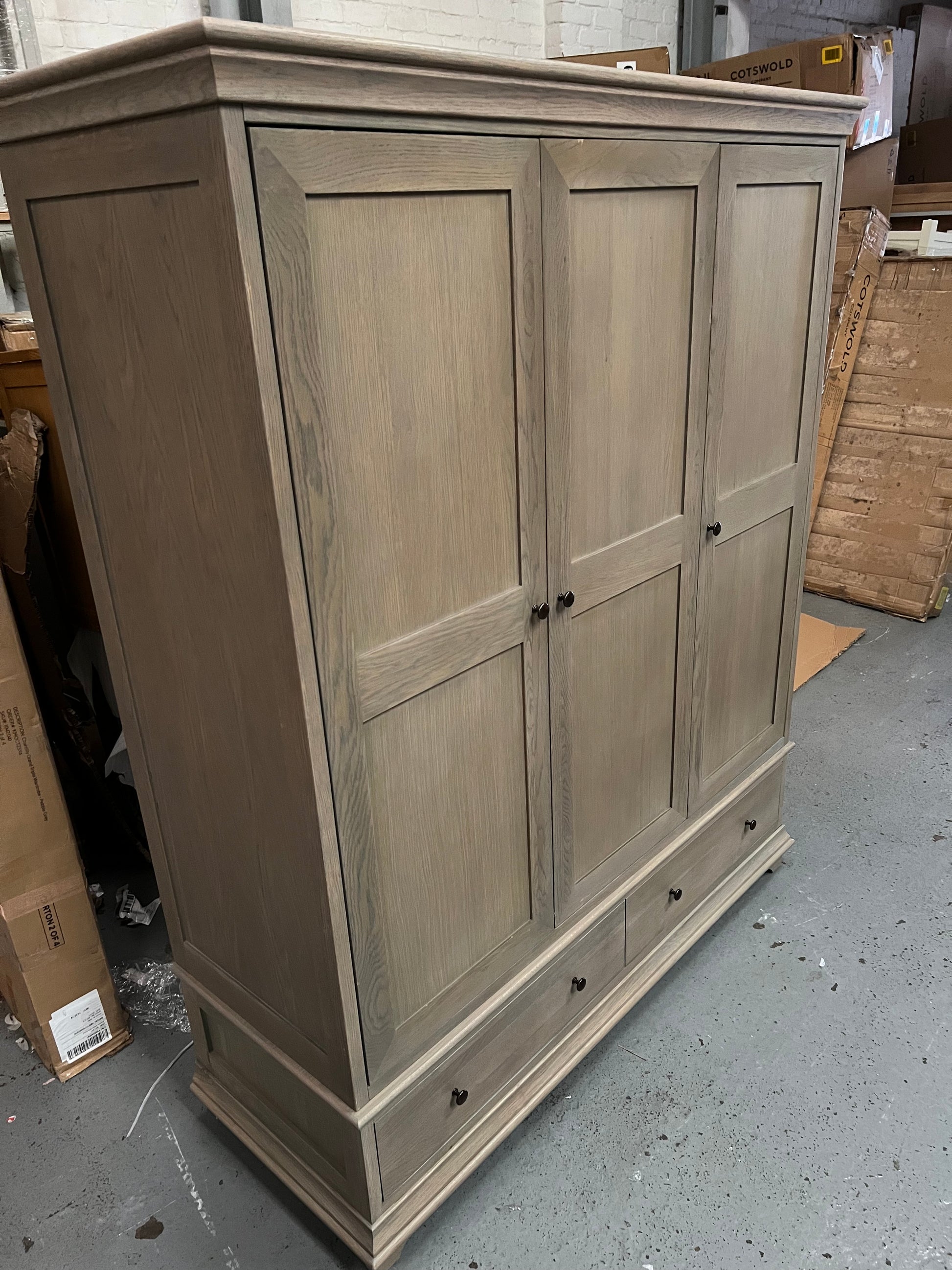 BIBURY SMOKED OAK
Triple Wardrobe Quality Furniture Clearance Ltd