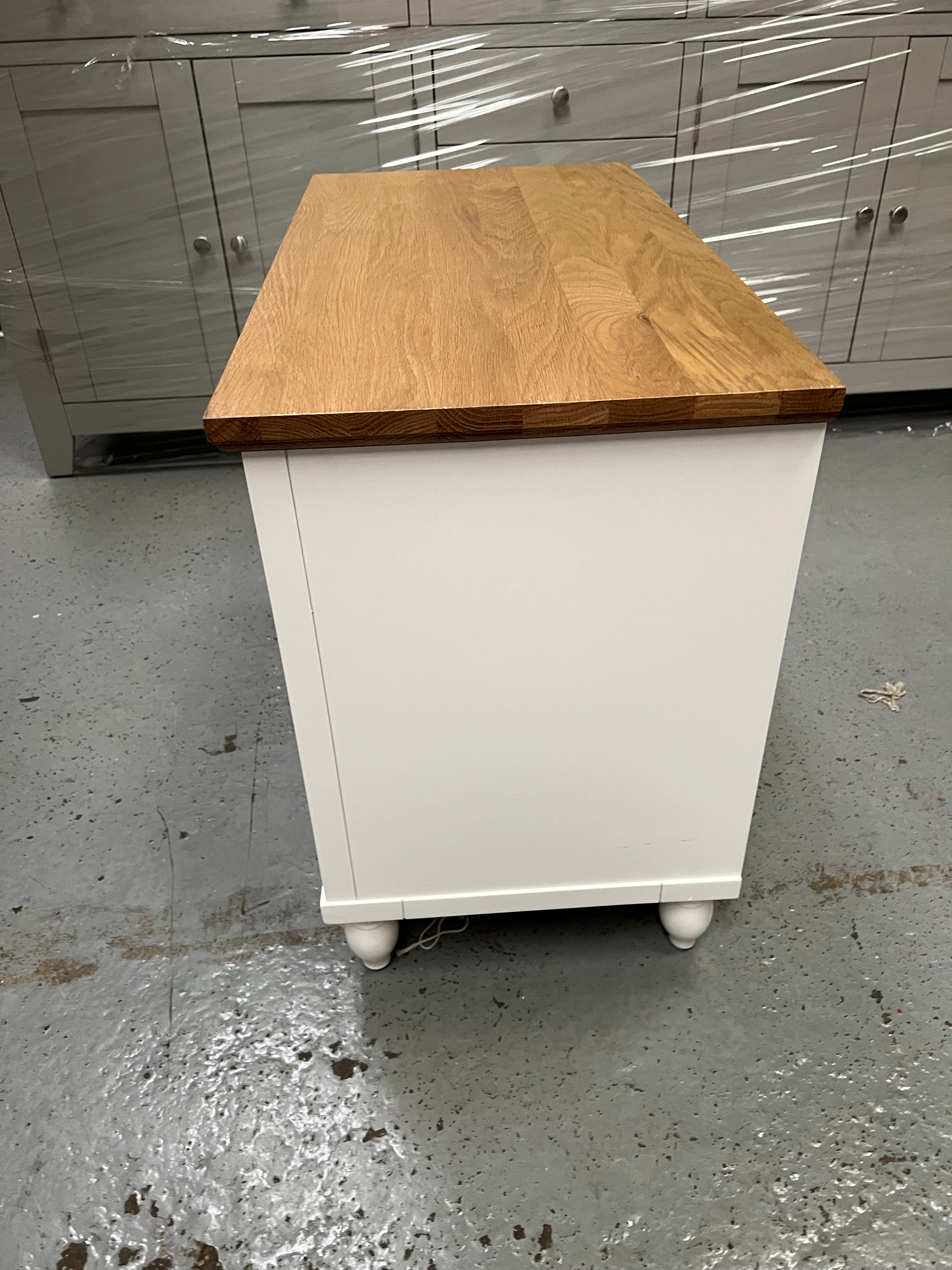 ELKSTONE PAINTED PARCHMENT
Large 3 Drawer Bedside Quality Furniture Clearance Ltd