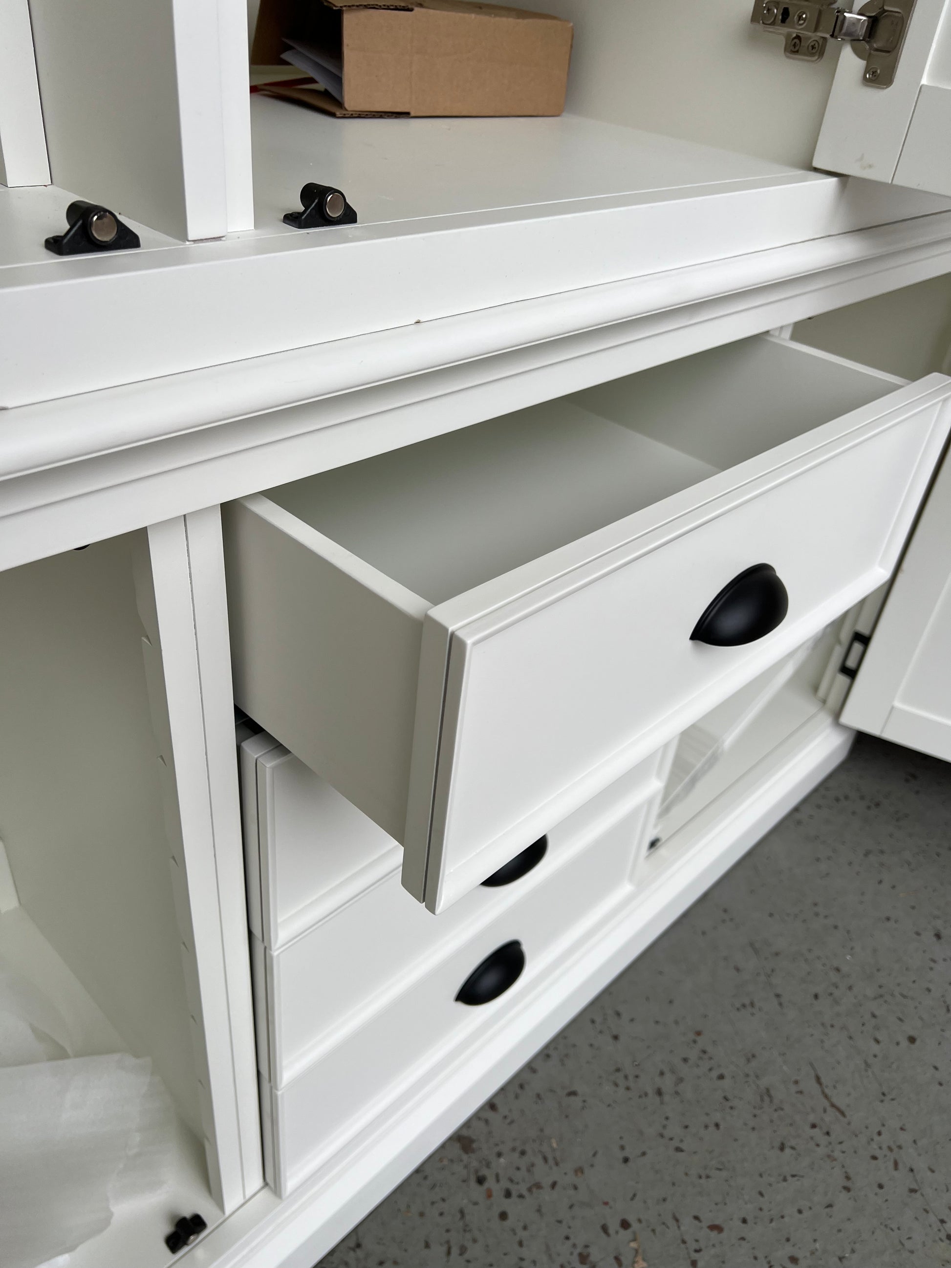 STOW WARM WHITE
Grand Triple Larder Quality Furniture Clearance Ltd