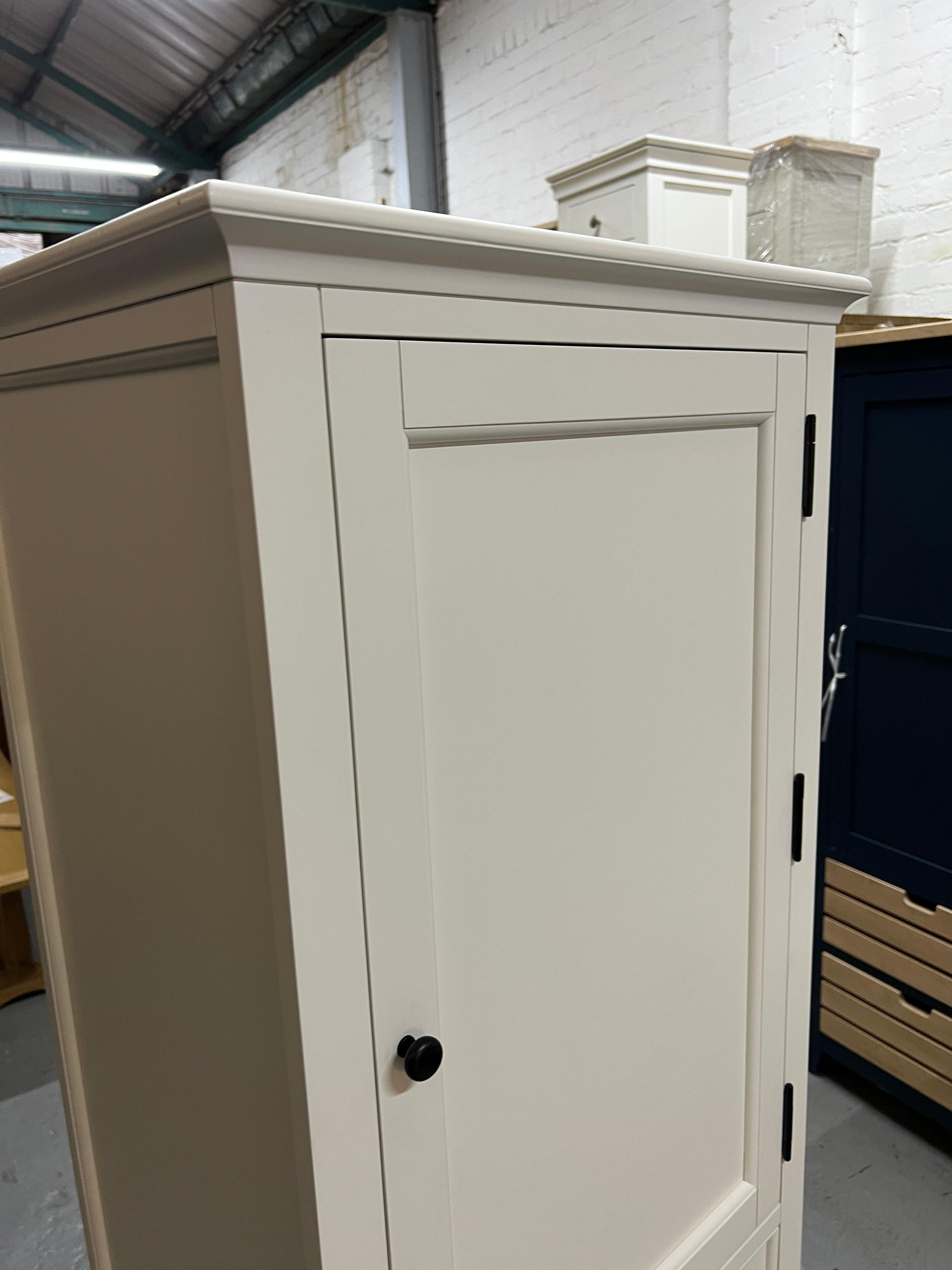 STOW WARM WHITE
Narrow Single Larder Quality Furniture Clearance Ltd