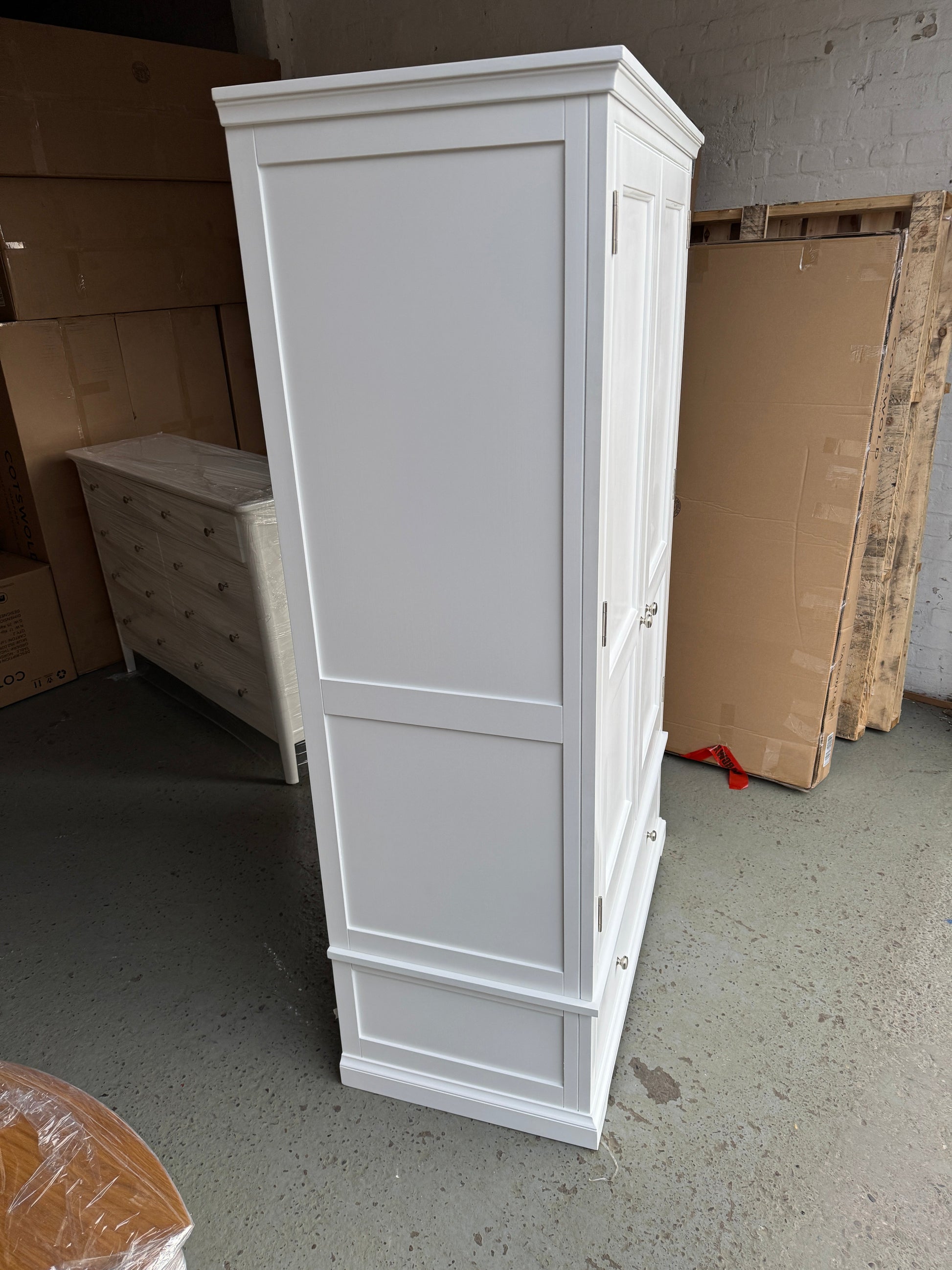 FAIRFORD WARM WHITE
Double Wardrobe Quality Furniture Clearance Ltd