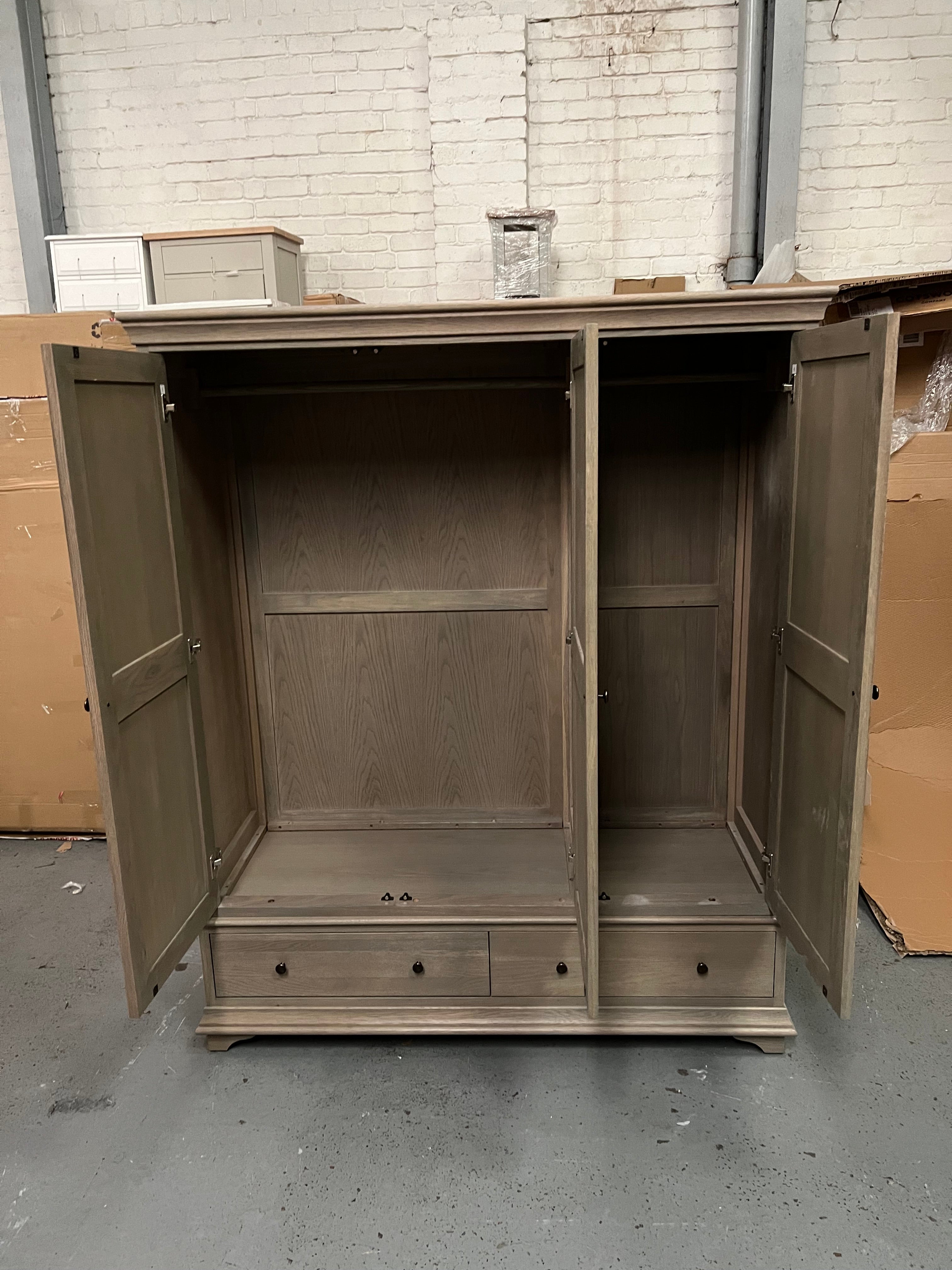 BIBURY SMOKED OAK
Triple Wardrobe Quality Furniture Clearance Ltd