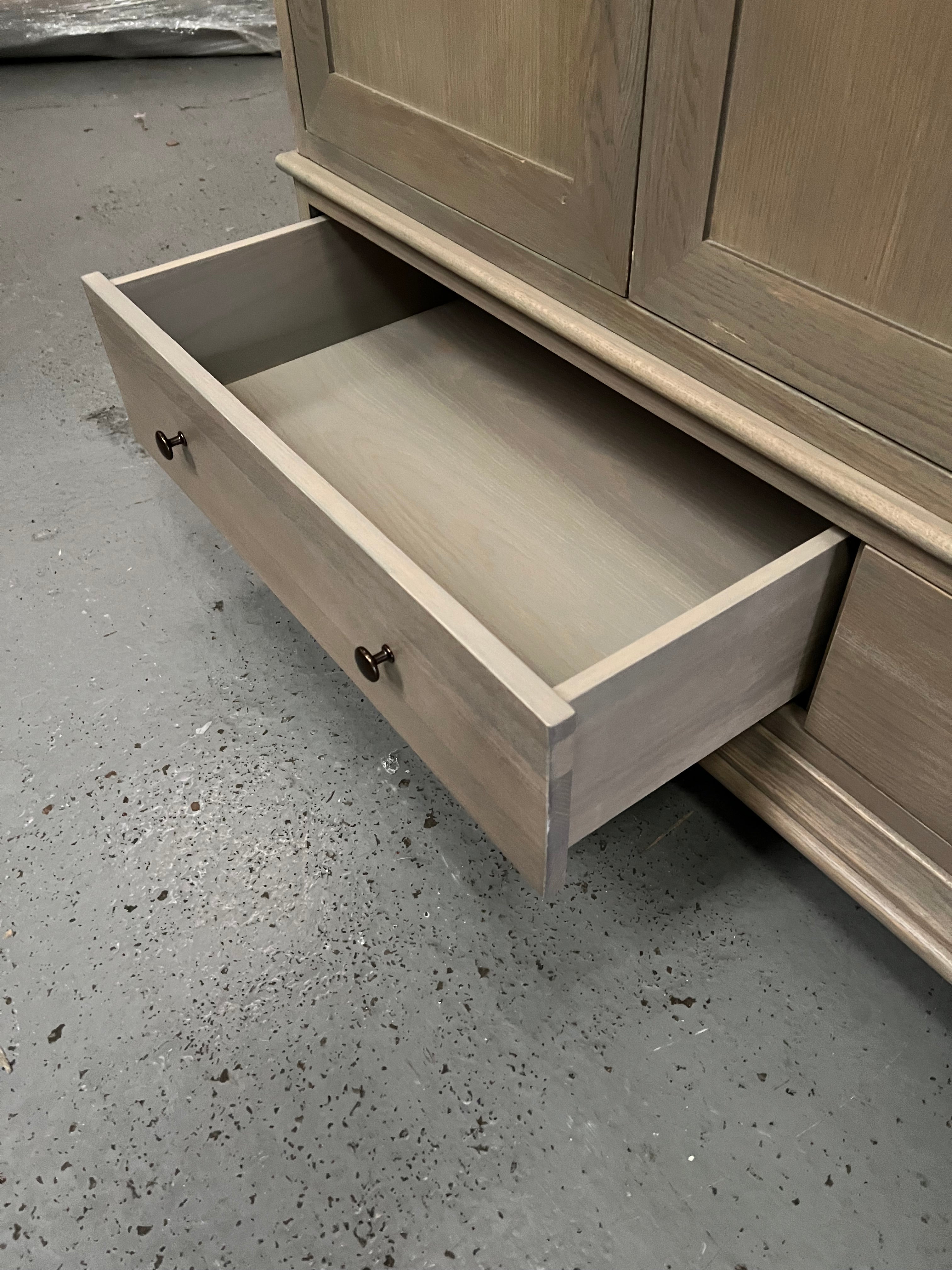 BIBURY SMOKED OAK
Triple Wardrobe Quality Furniture Clearance Ltd