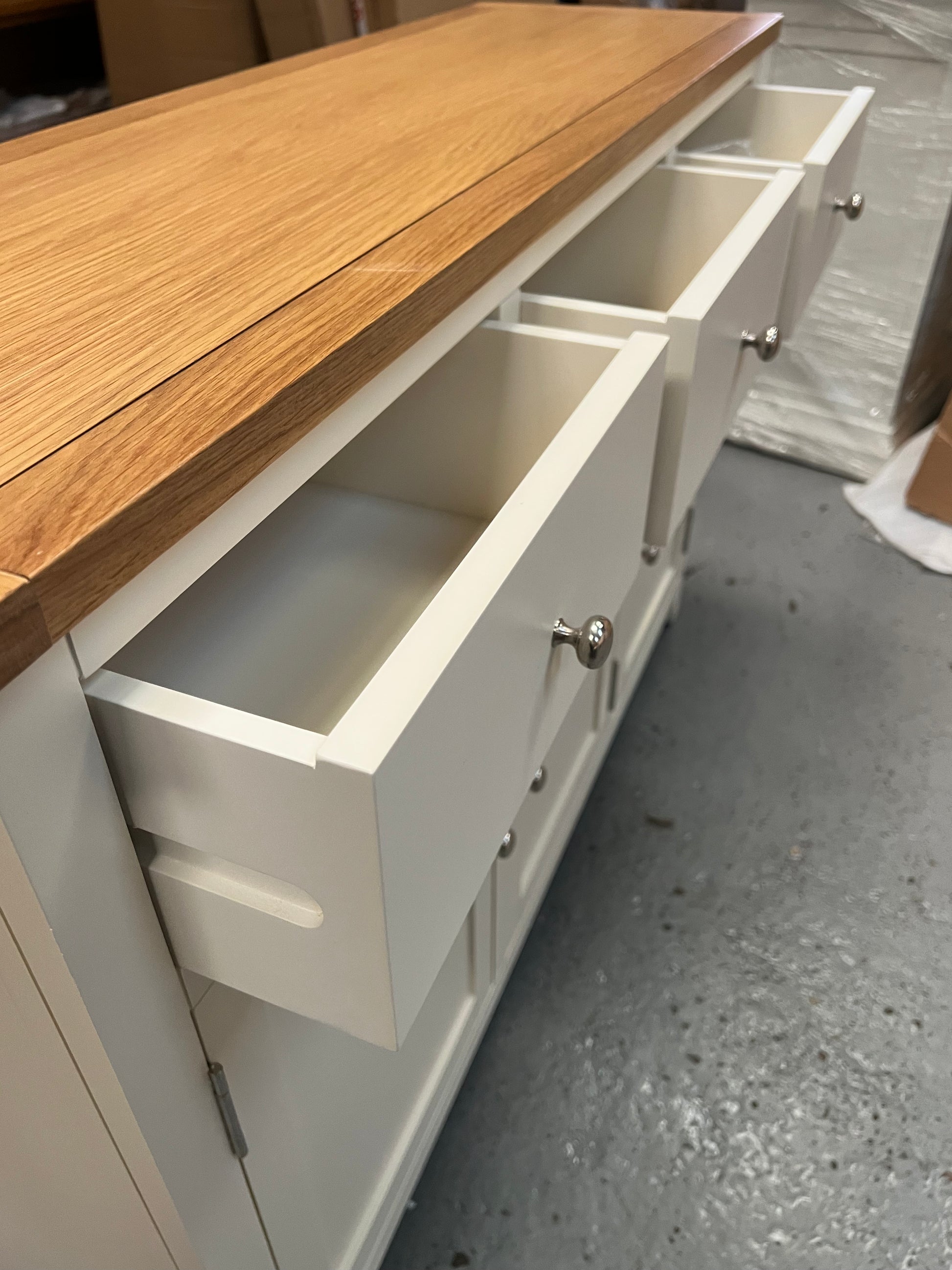 SIMPLY COTSWOLD CLASSIC CREAM
3 Door Sideboard Quality Furniture Clearance Ltd