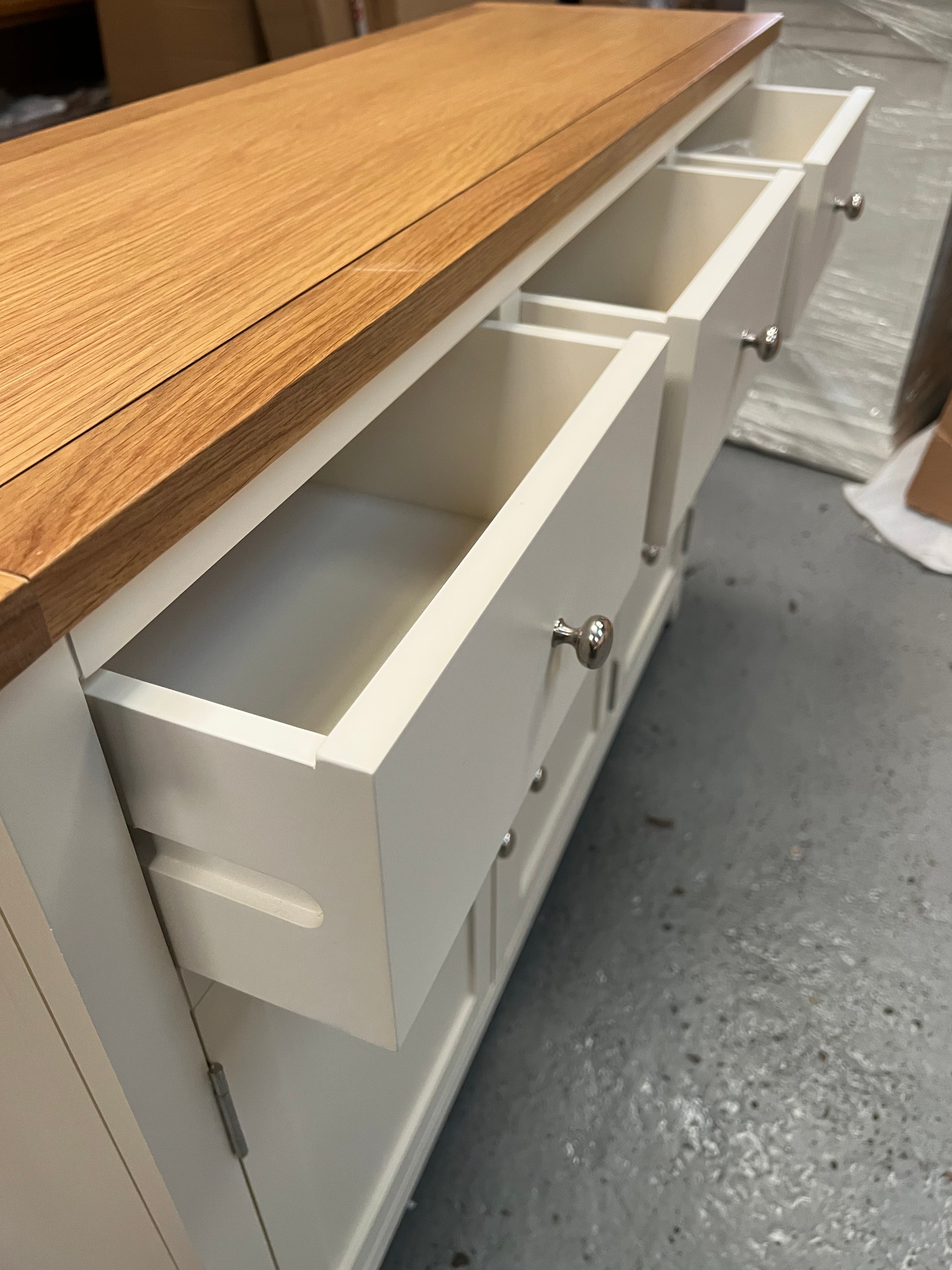 SIMPLY COTSWOLD CLASSIC CREAM
3 Door Sideboard Quality Furniture Clearance Ltd