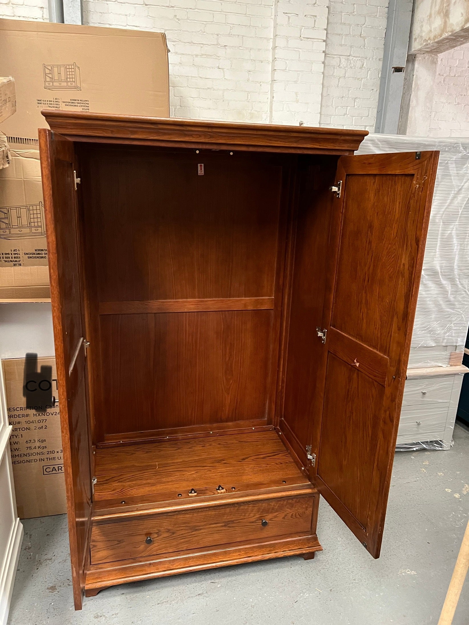 WINCHCOMBE DARK OAK
Double Wardrobe Quality Furniture Clearance Ltd