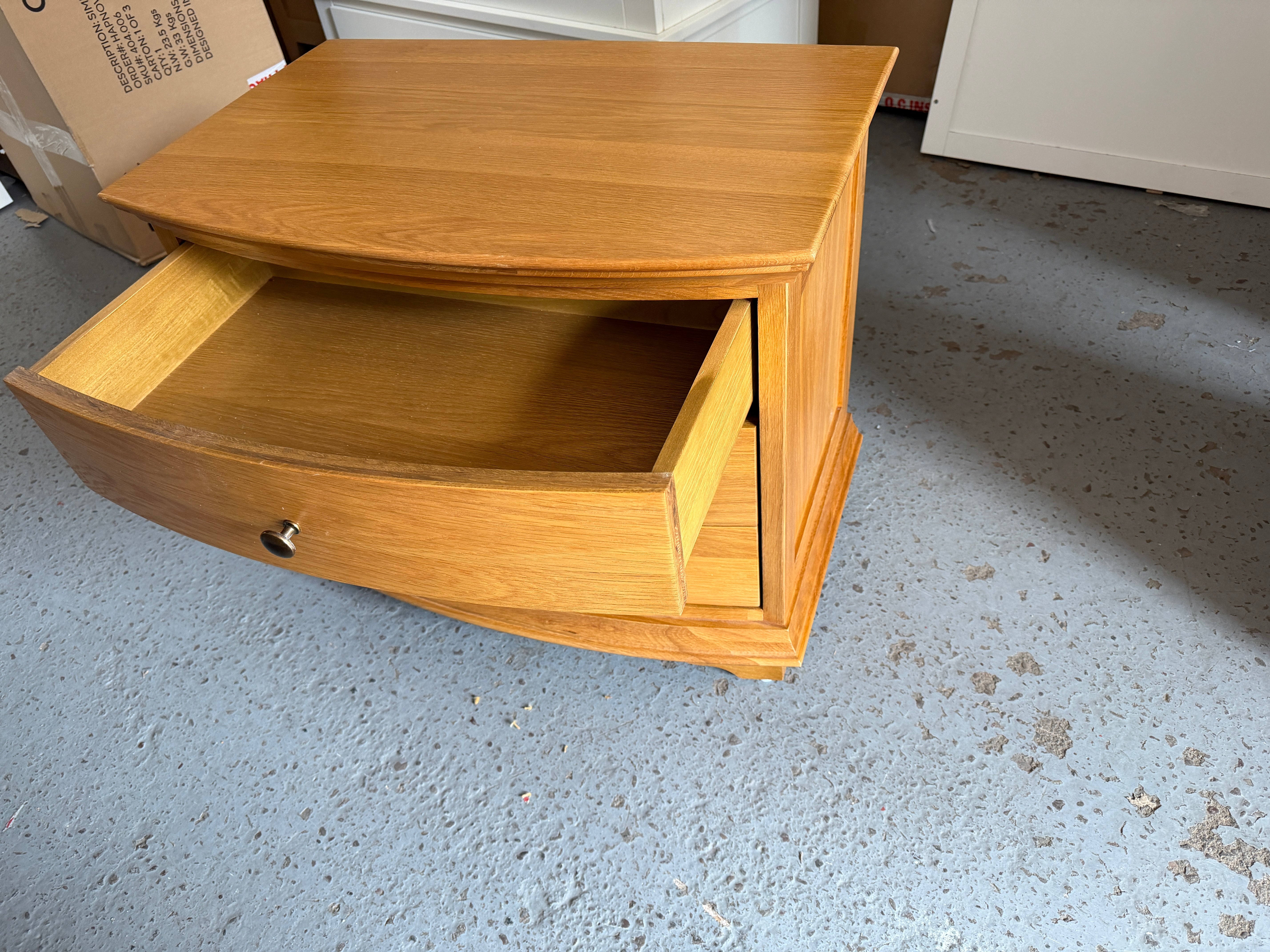 WINCHCOMBE OILED OAK
3 Drawer Wide Bedside Quality Furniture Clearance Ltd