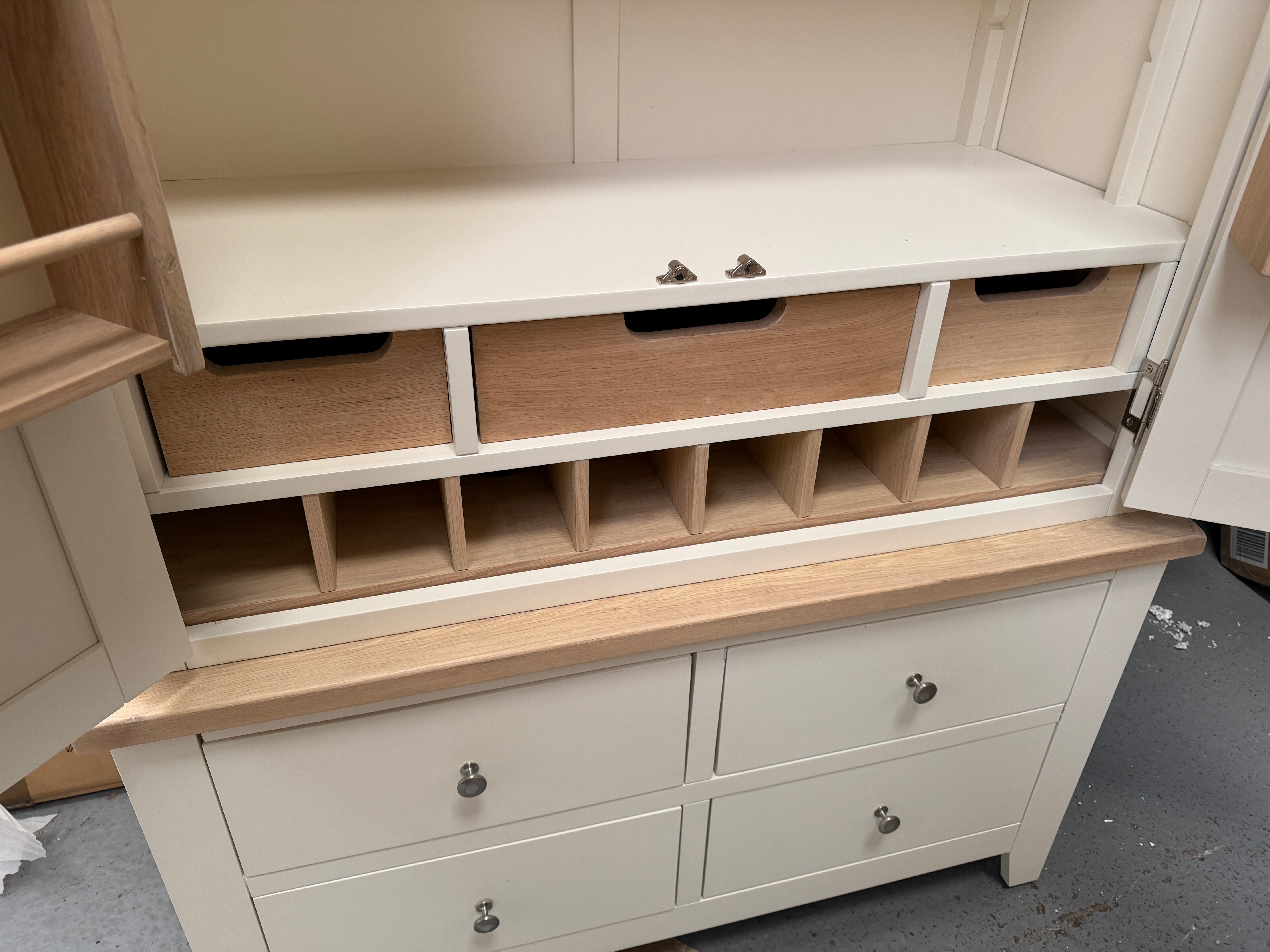 CHESTER CLASSIC CREAM
Double Larder Quality Furniture Clearance Ltd