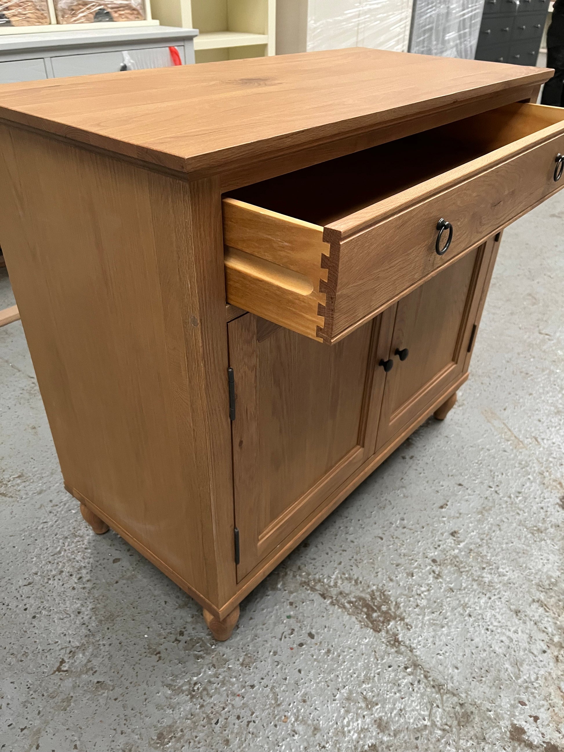 ELKSTONE MELLOW OAK
Small Sideboard Quality Furniture Clearance Ltd