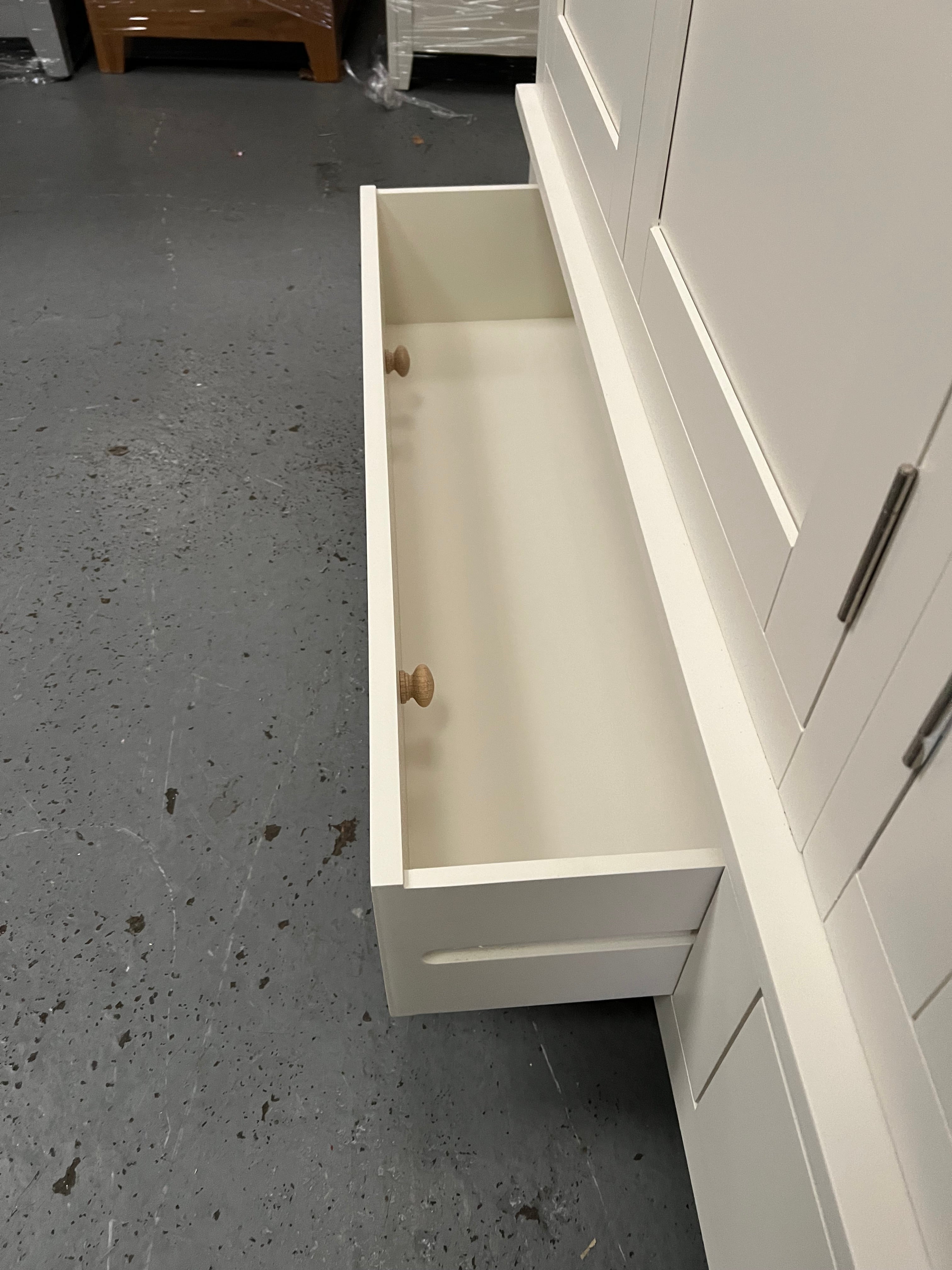 CHESTER CLASSIC CREAM
Four Door Wardrobe