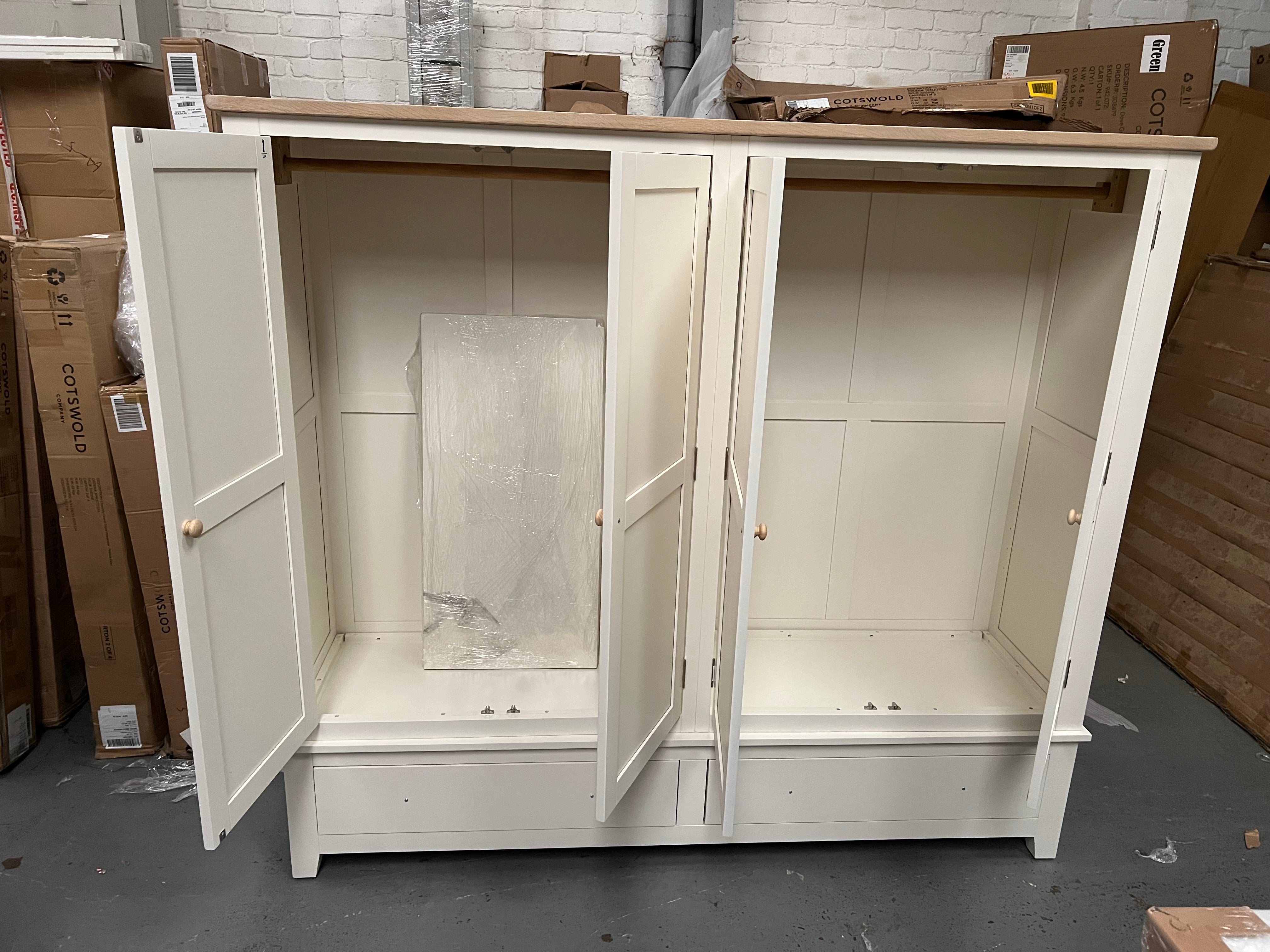 CHESTER CLASSIC CREAM
Four Door Wardrobe