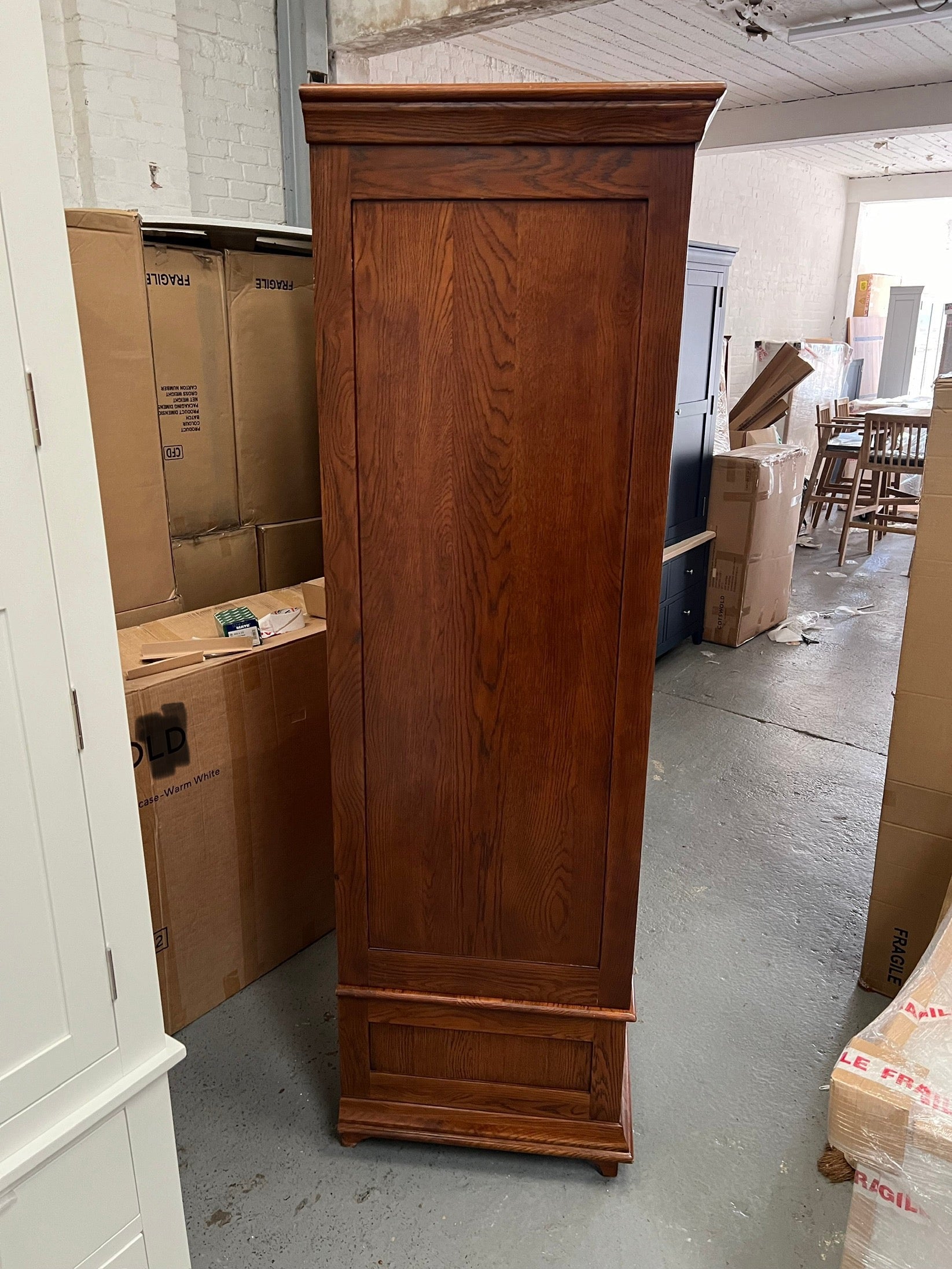 WINCHCOMBE DARK OAK
Double Wardrobe Quality Furniture Clearance Ltd