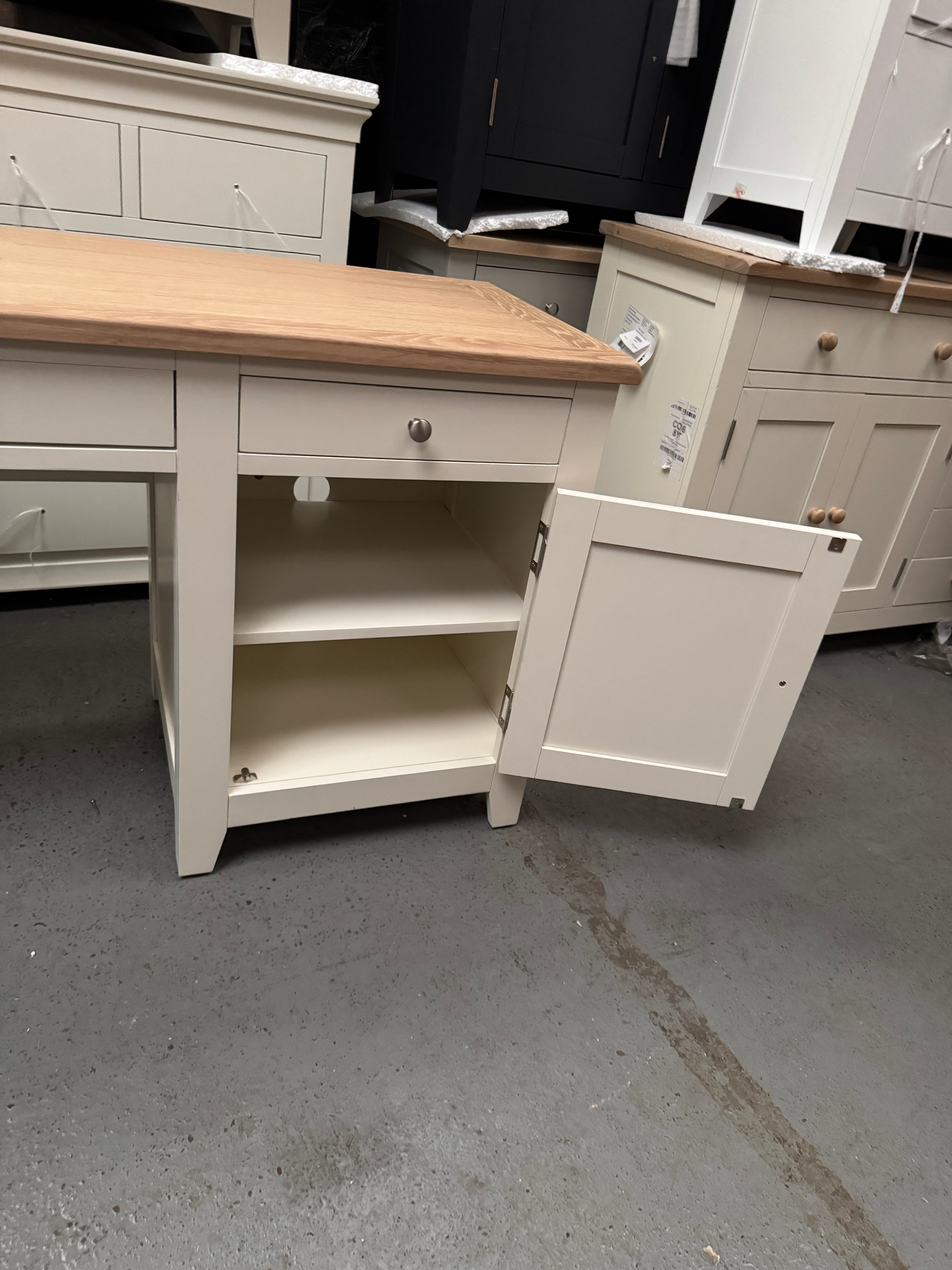 CHESTER CLASSIC CREAM
Double Pedestal Desk Quality Furniture Clearance Ltd