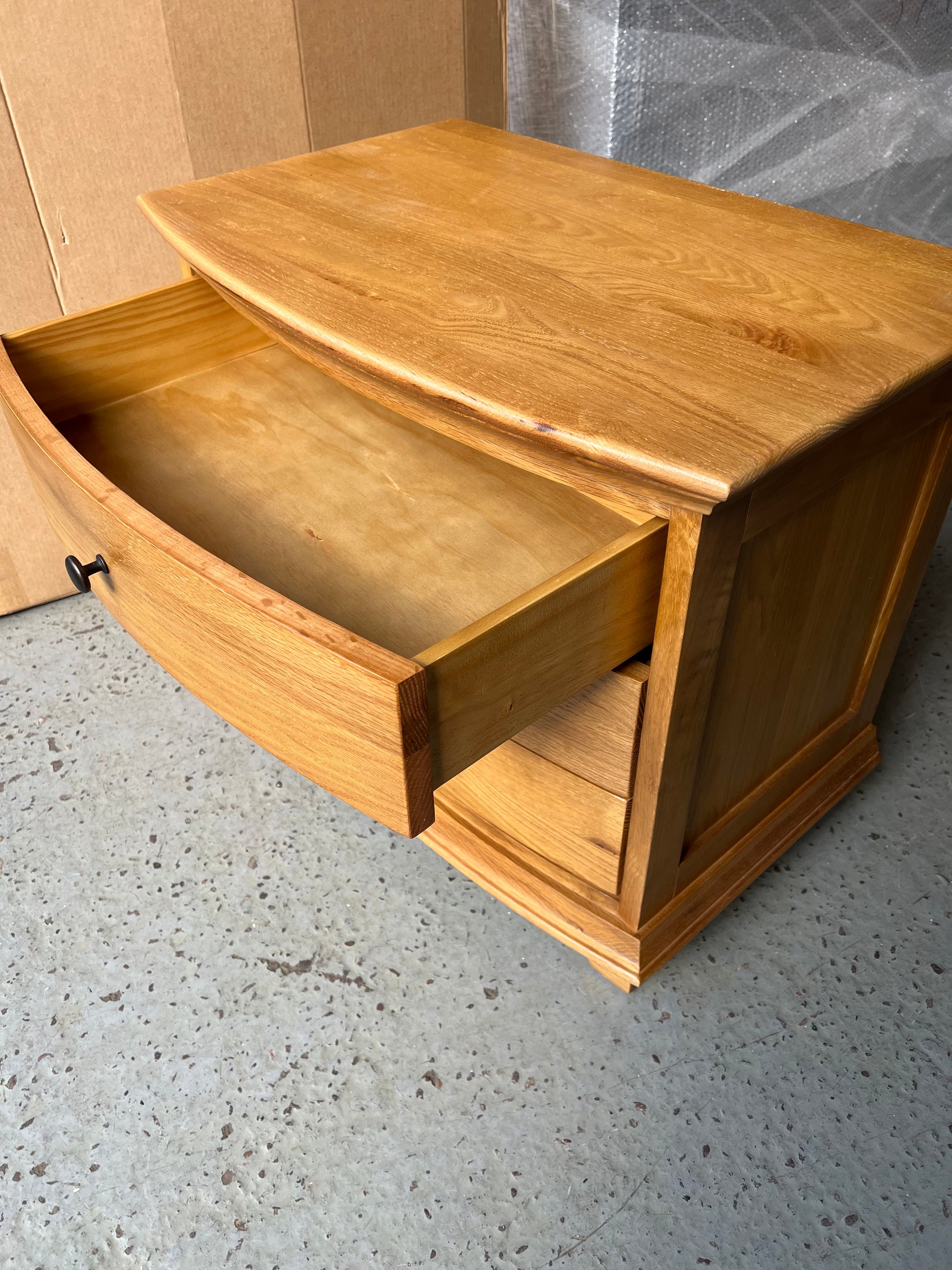 WINCHCOMBE OILED OAK
3 Drawer Wide Bedside Quality Furniture Clearance Ltd