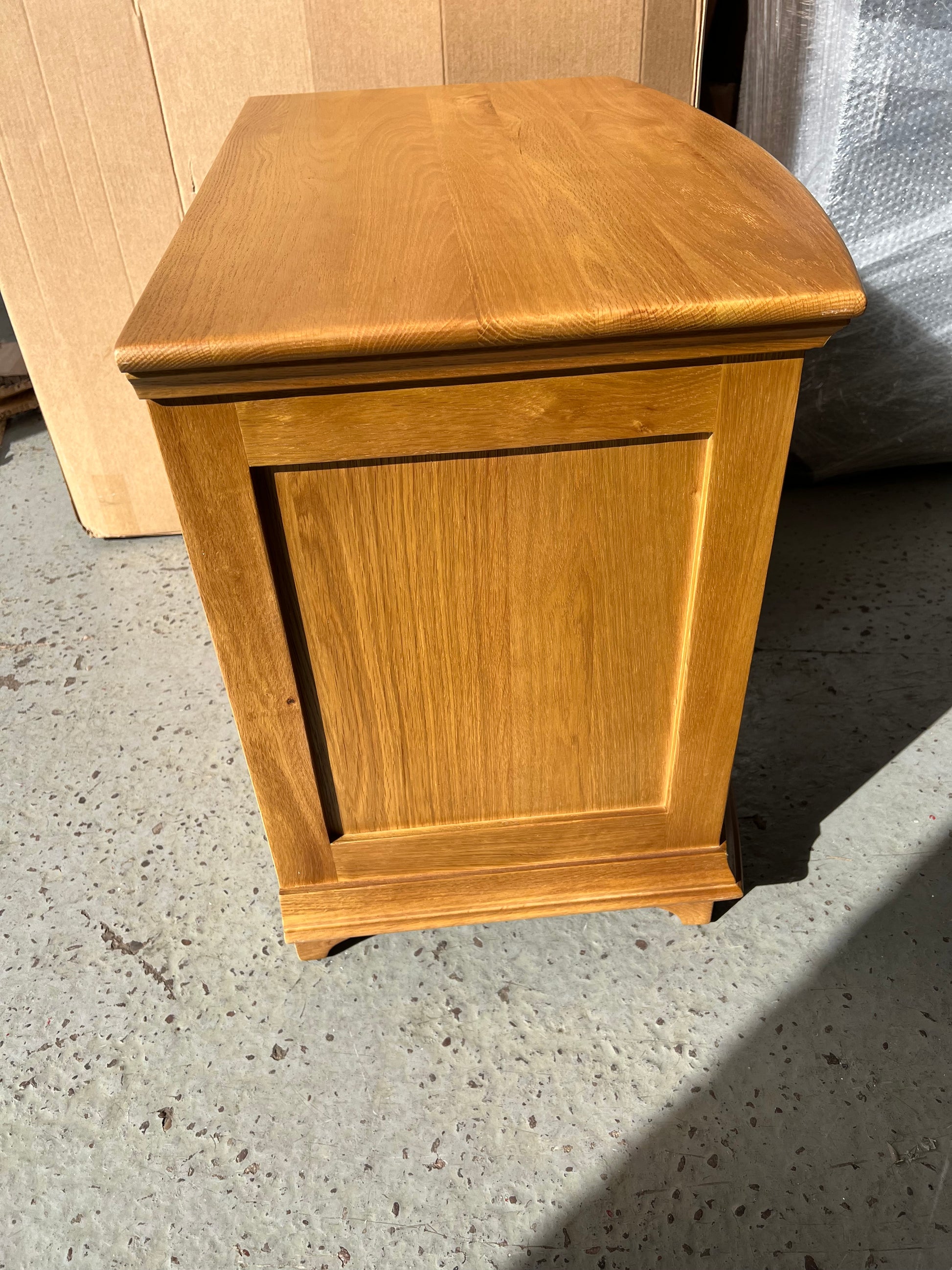 WINCHCOMBE OILED OAK
3 Drawer Wide Bedside Quality Furniture Clearance Ltd