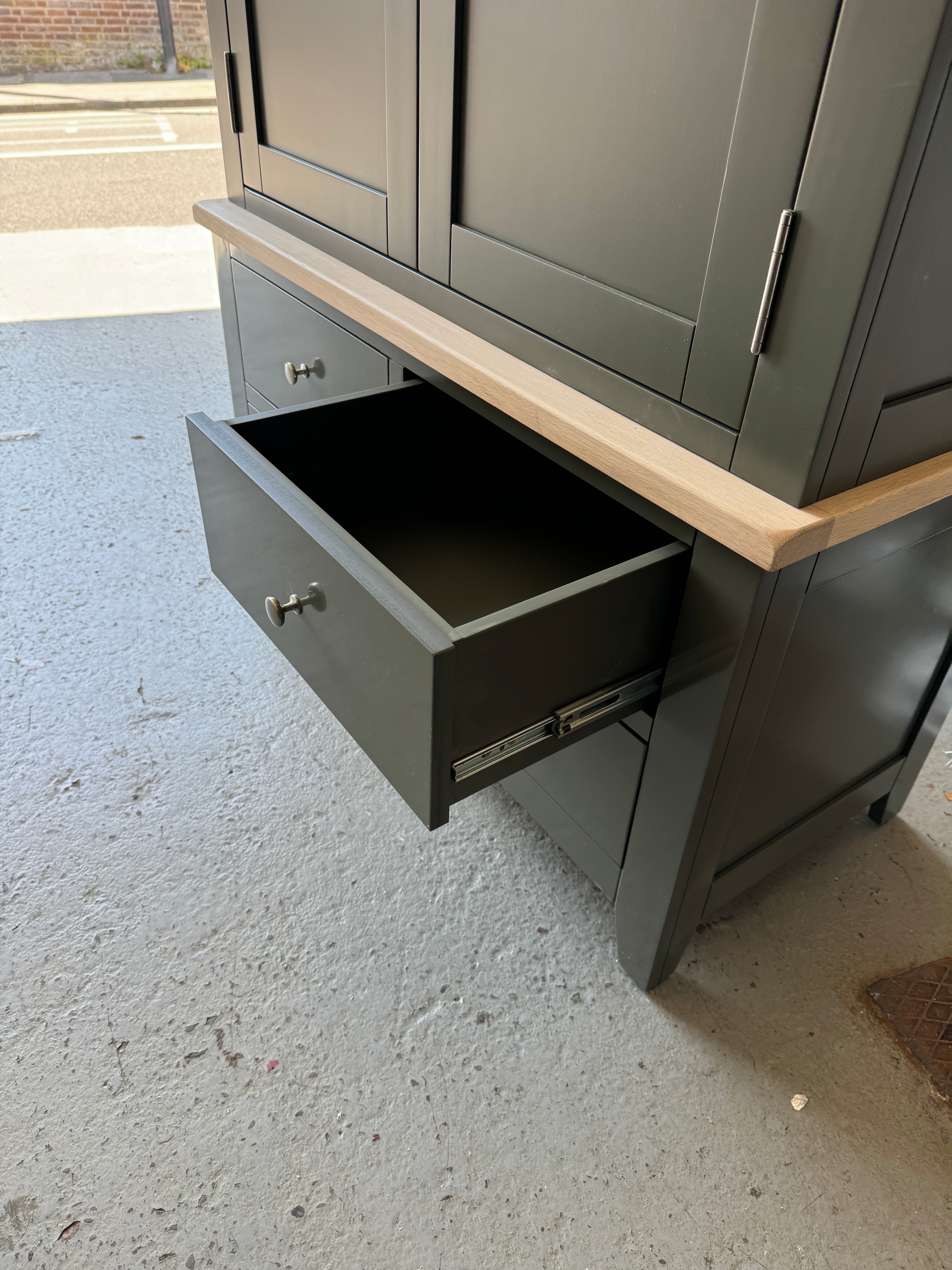 CHESTER FOREST GREEN
Double Larder Quality Furniture Clearance Ltd