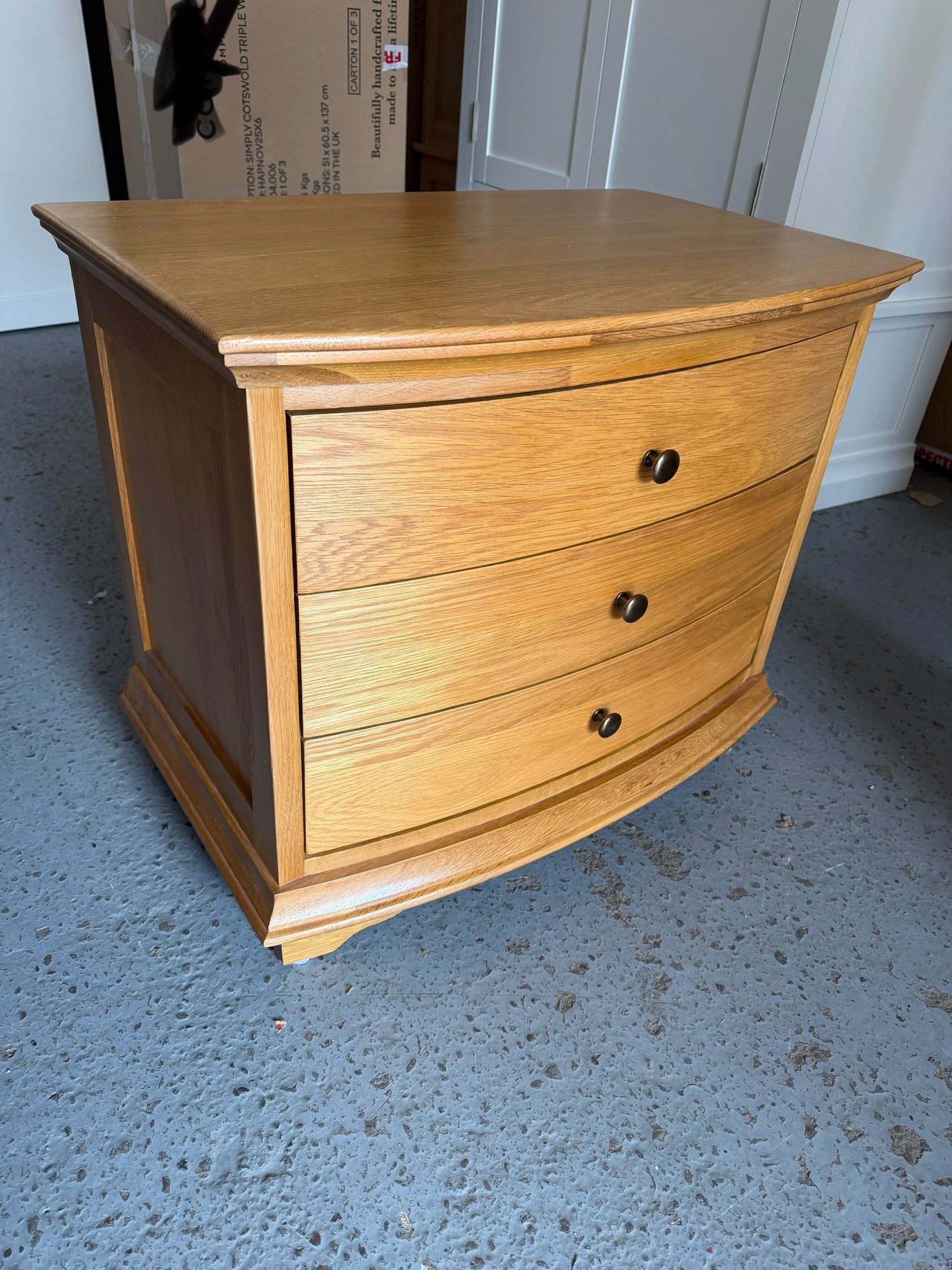 WINCHCOMBE OILED OAK
3 Drawer Wide Bedside Quality Furniture Clearance Ltd