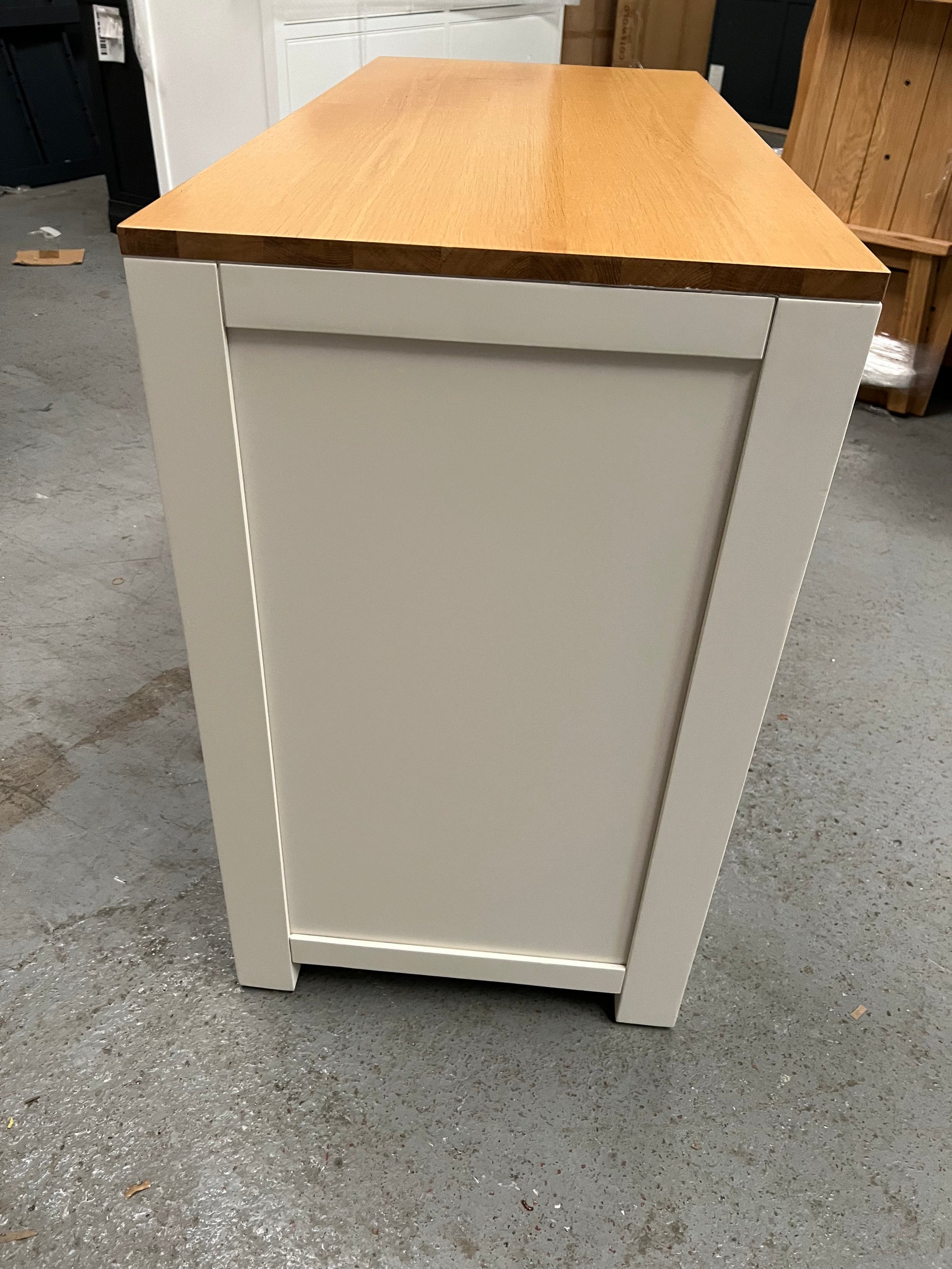 CHALFORD WARM WHITE
Cupboard Quality Furniture Clearance Ltd