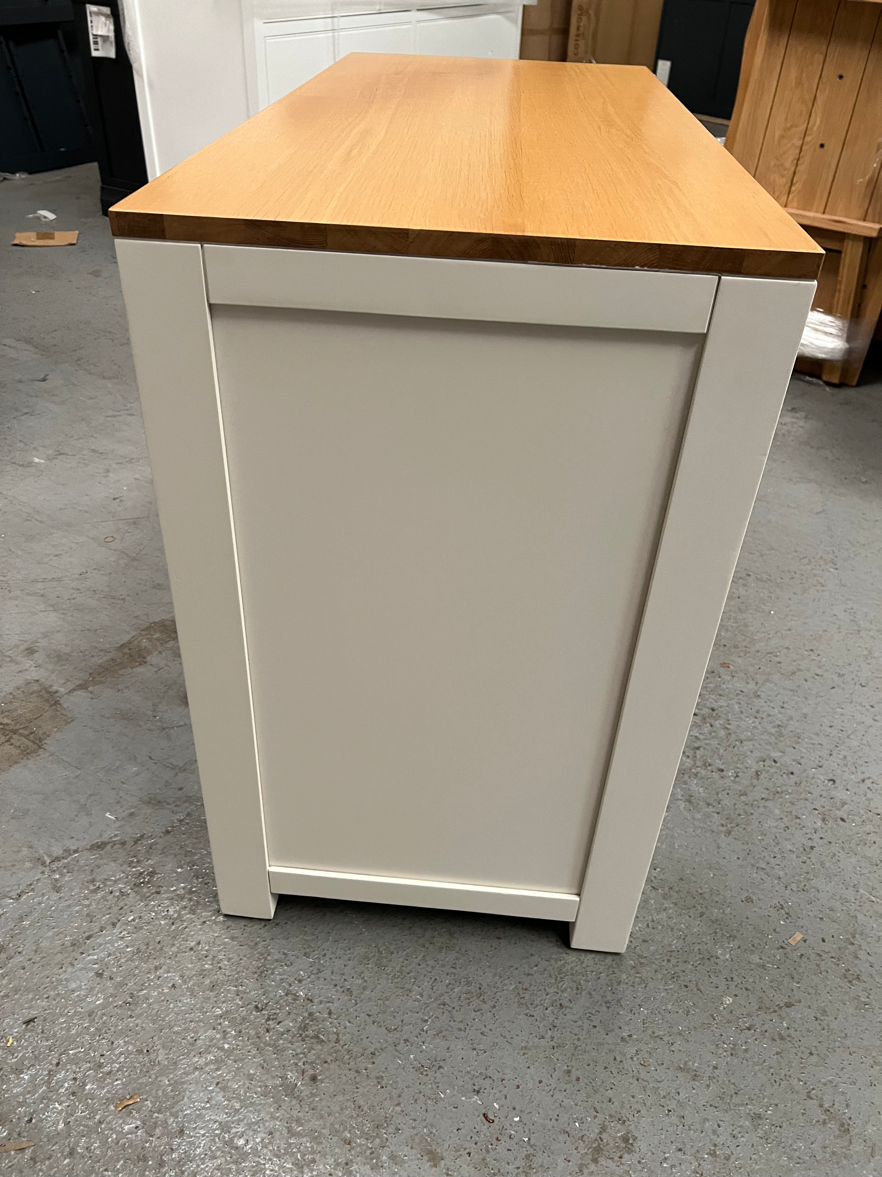 CHALFORD WARM WHITE
Cupboard Quality Furniture Clearance Ltd