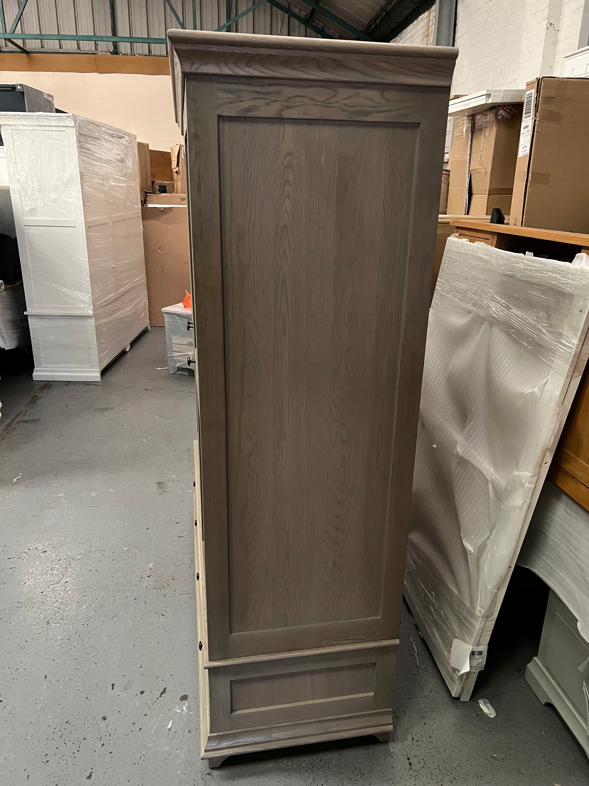 BIBURY SMOKED OAK
Triple Wardrobe Quality Furniture Clearance Ltd