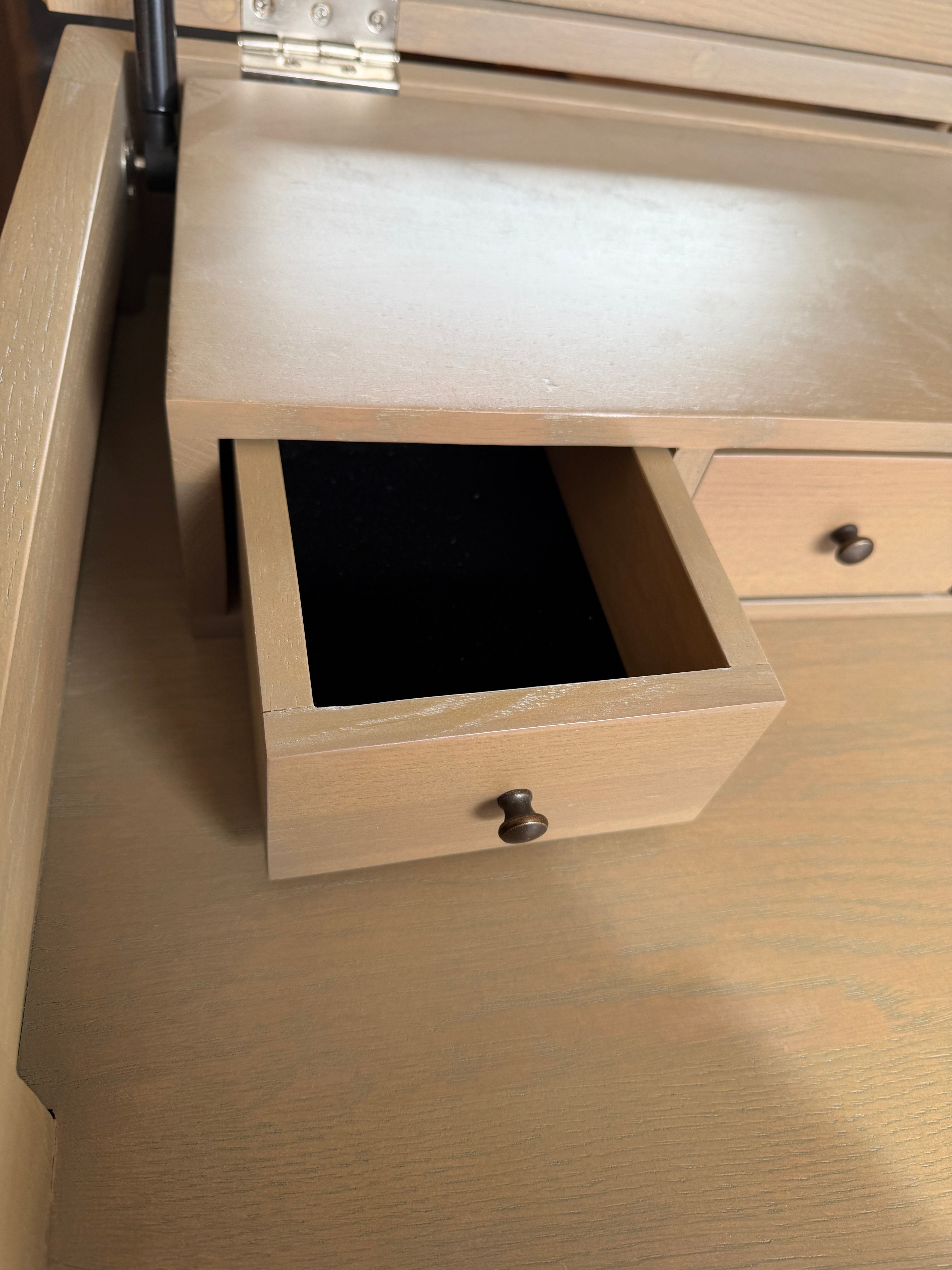 WINCHCOMBE SMOKED OAK
Vanity Tall Boy Quality Furniture Clearance Ltd