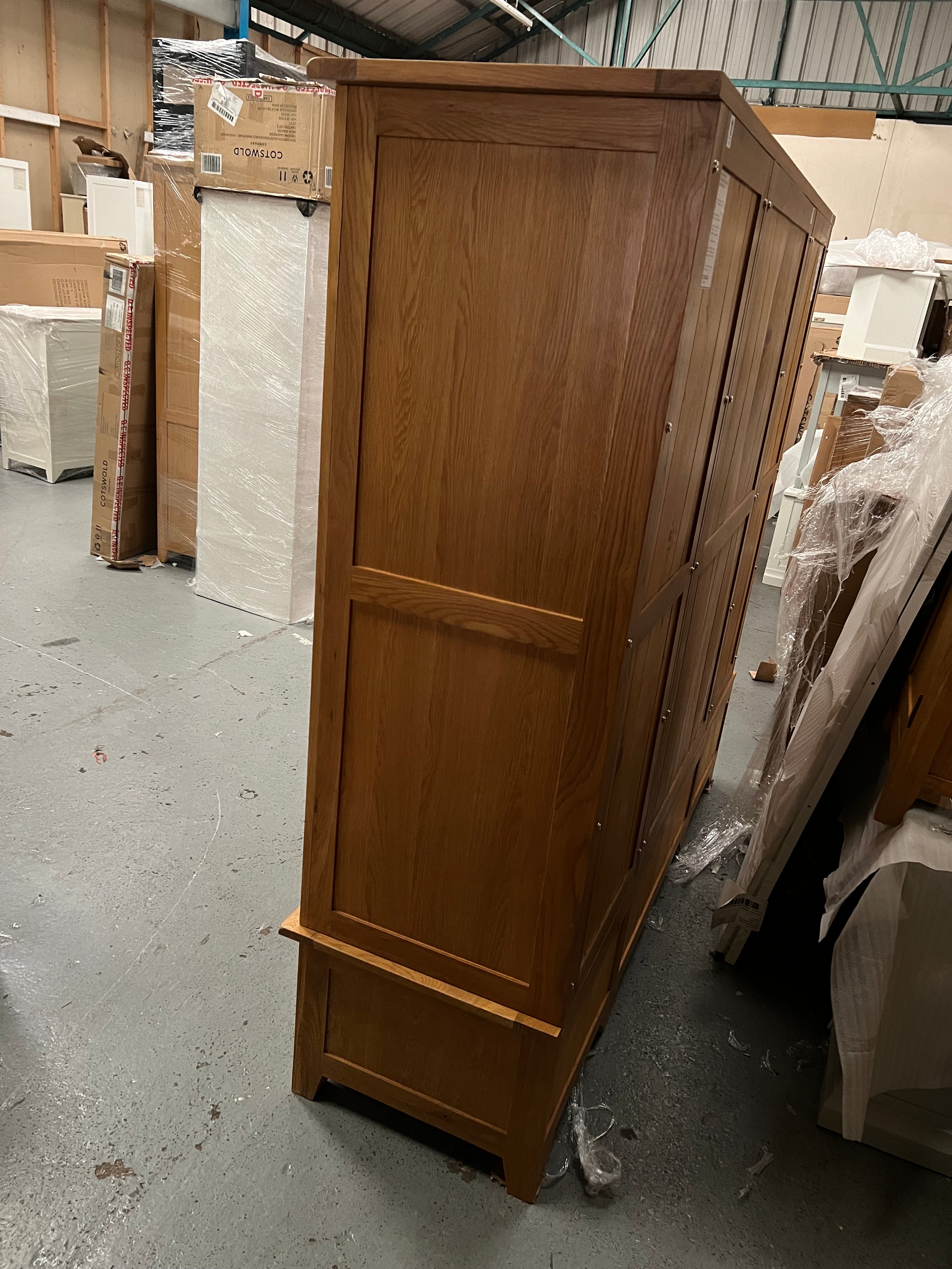 OAKLAND RUSTIC OAK
Four Door Wardrobe