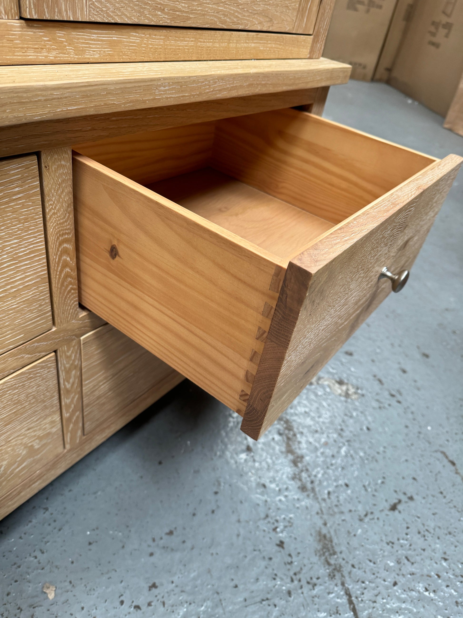 INGLESHAM WHITEWASH OAK
Double Larder Quality Furniture Clearance Ltd