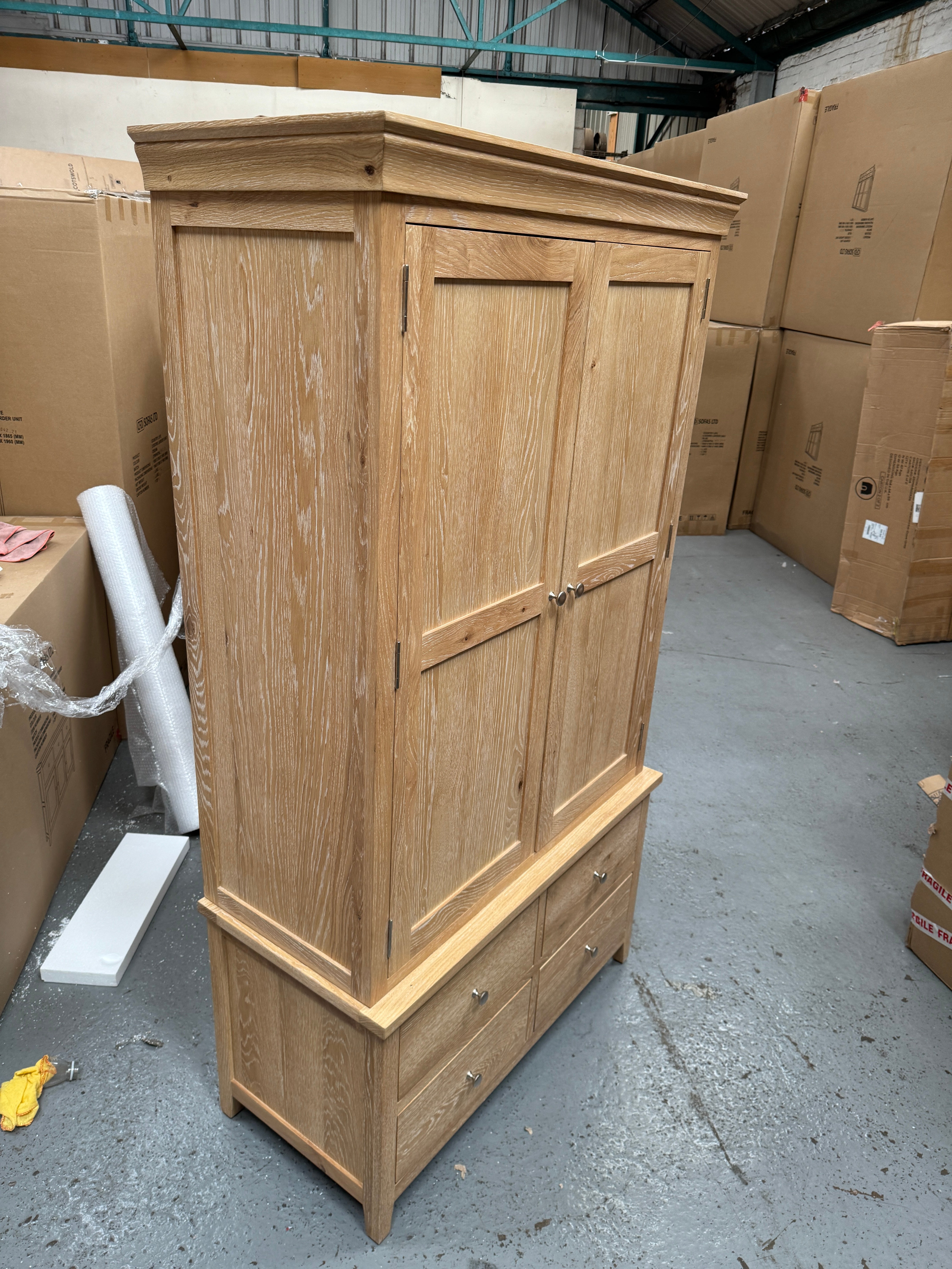 INGLESHAM WHITEWASH OAK
Double Larder Quality Furniture Clearance Ltd