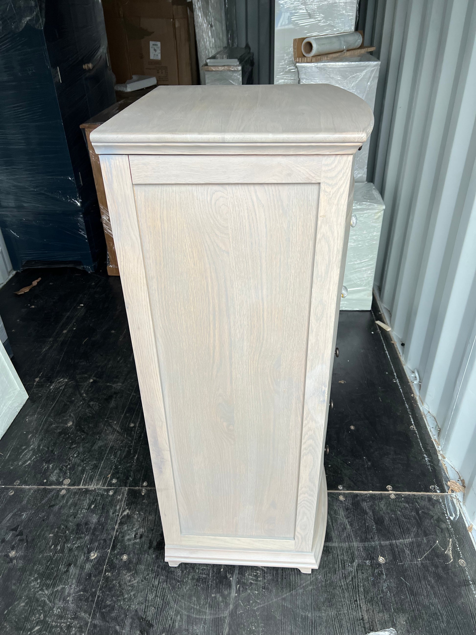 WINCHCOMBE SMOKED OAK
Vanity Tall Boy Quality Furniture Clearance Ltd