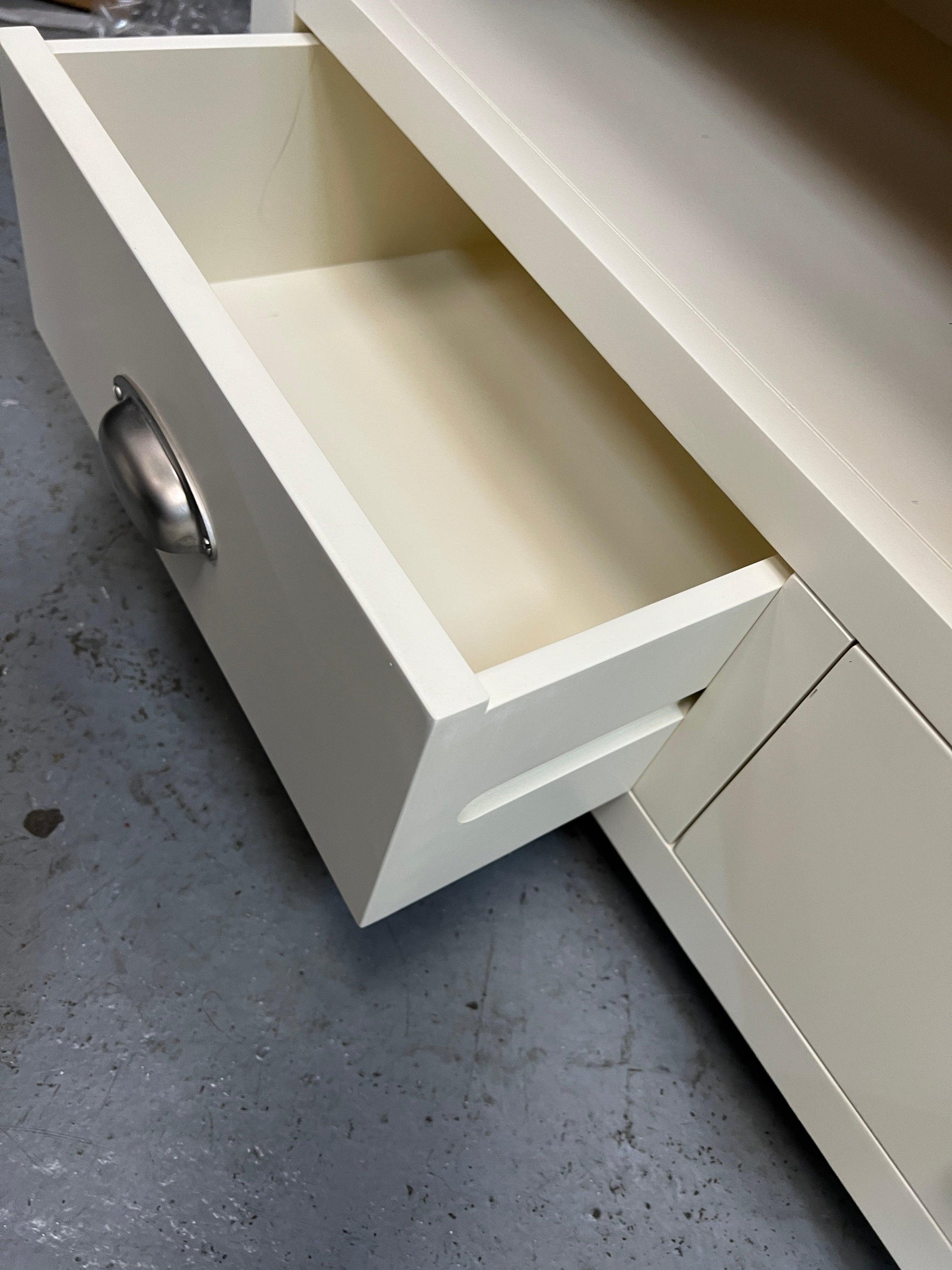 SUSSEX Cotswold Cream
Extra large TV stand up to 75" Quality Furniture Clearance Ltd