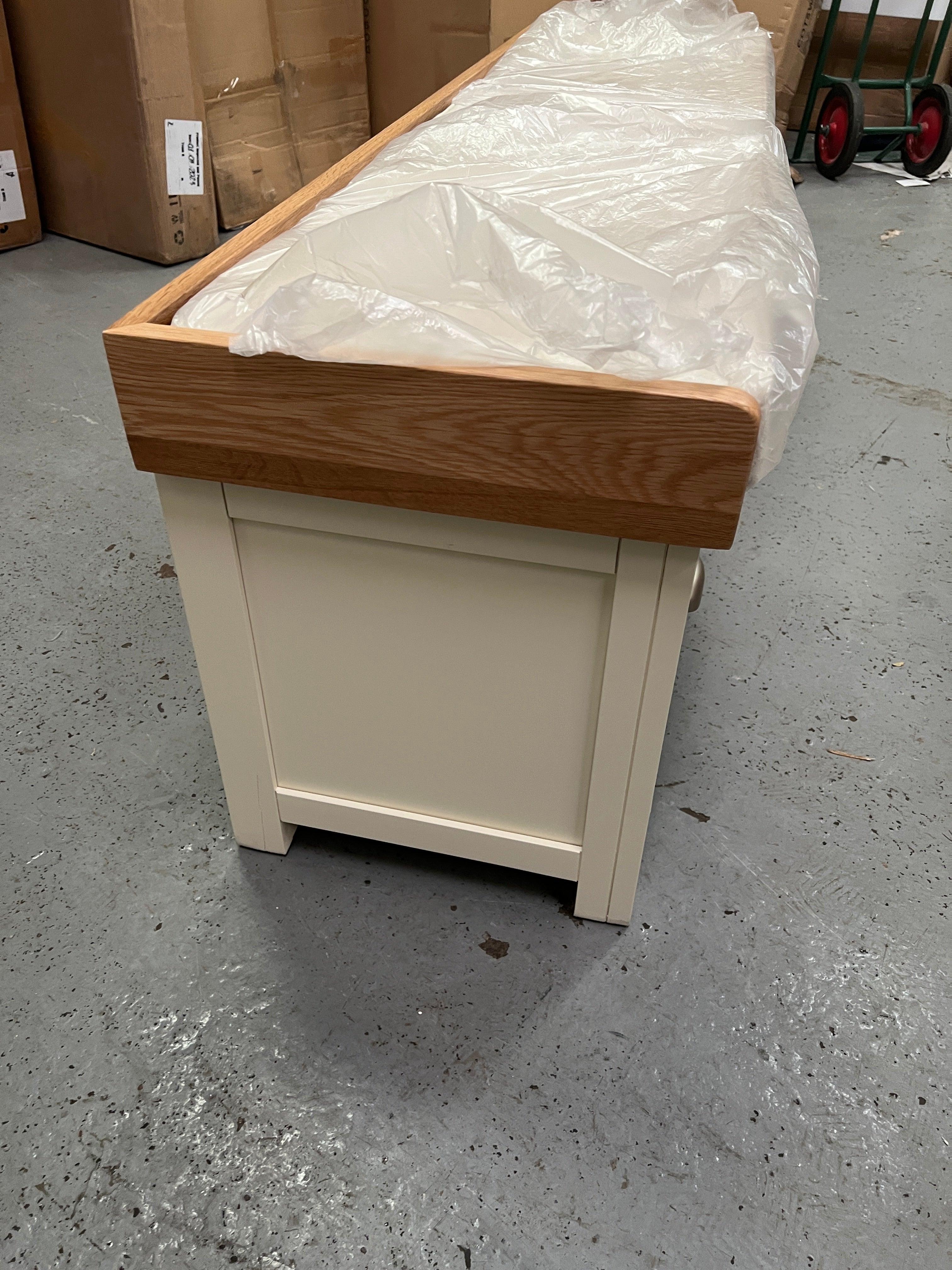 SUSSEX COTSWOLD CREAM
Four Drawer Shoe Bench with Cushion Quality Furniture Clearance Ltd