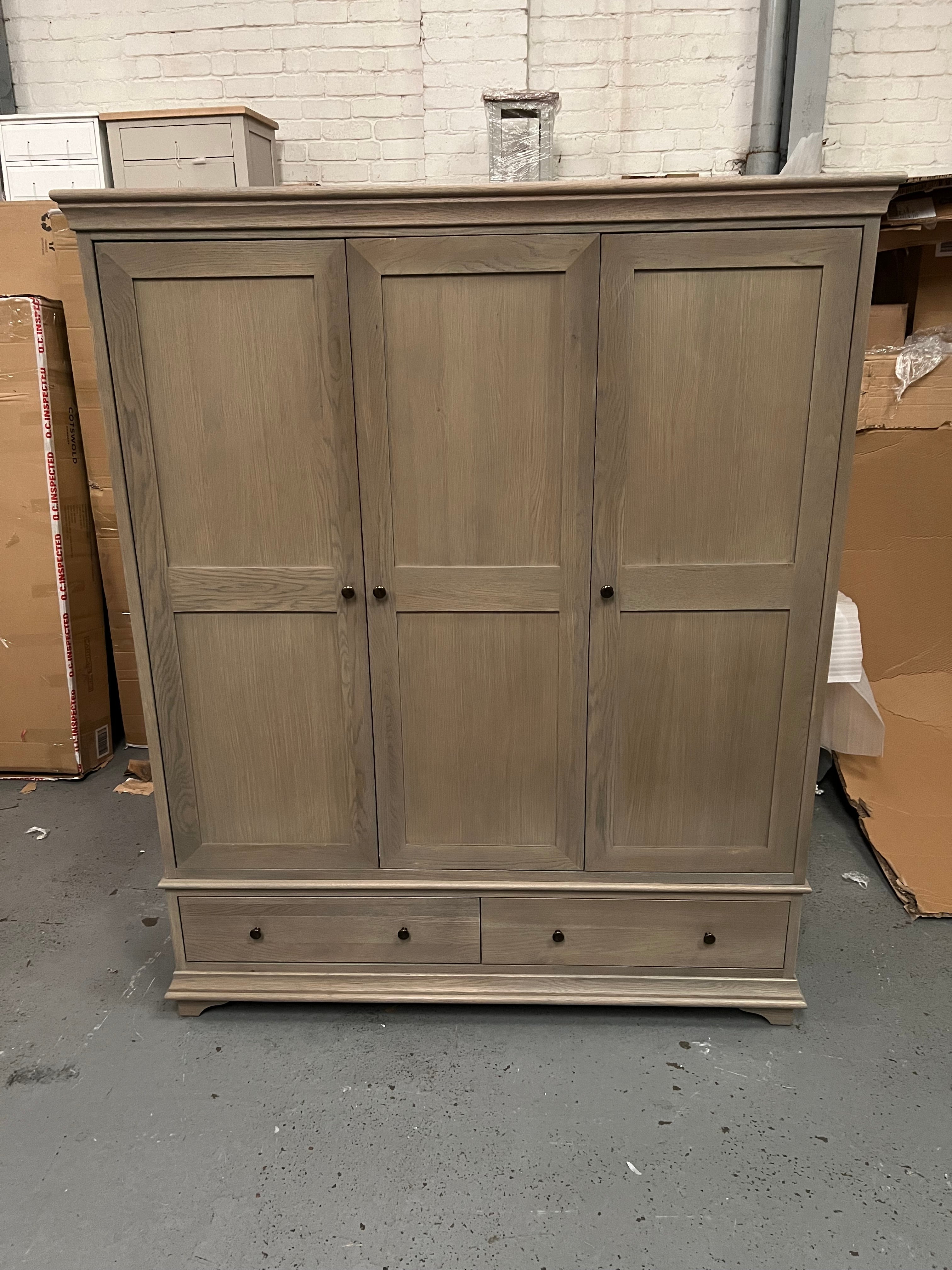 BIBURY SMOKED OAK
Triple Wardrobe Quality Furniture Clearance Ltd