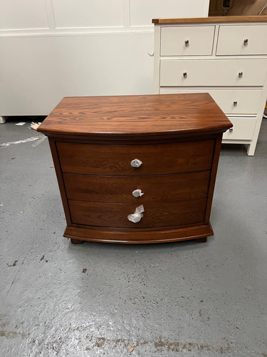 WINCHCOMBE DARK OAK
Winchcome Dark Oak 3 Drawer Wide Bedside Quality Furniture Clearance Ltd