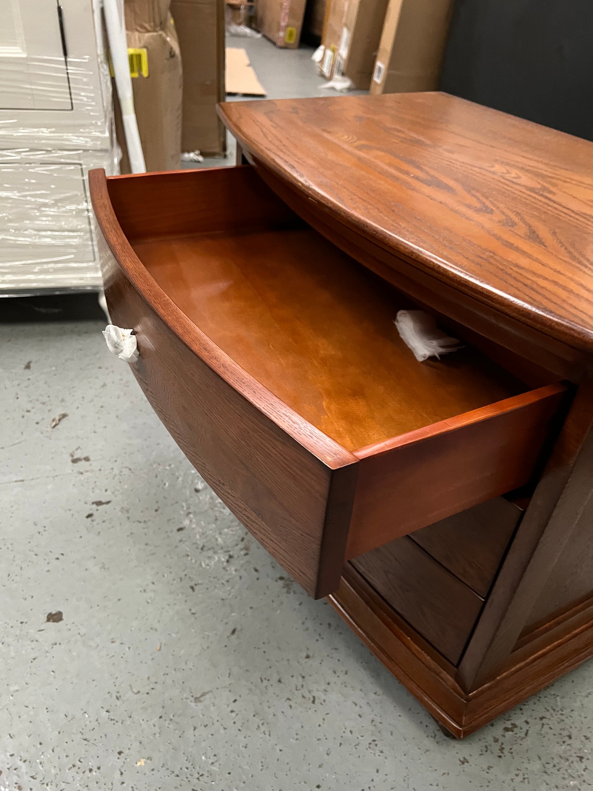 WINCHCOMBE DARK OAK
Winchcome Dark Oak 3 Drawer Wide Bedside Quality Furniture Clearance Ltd