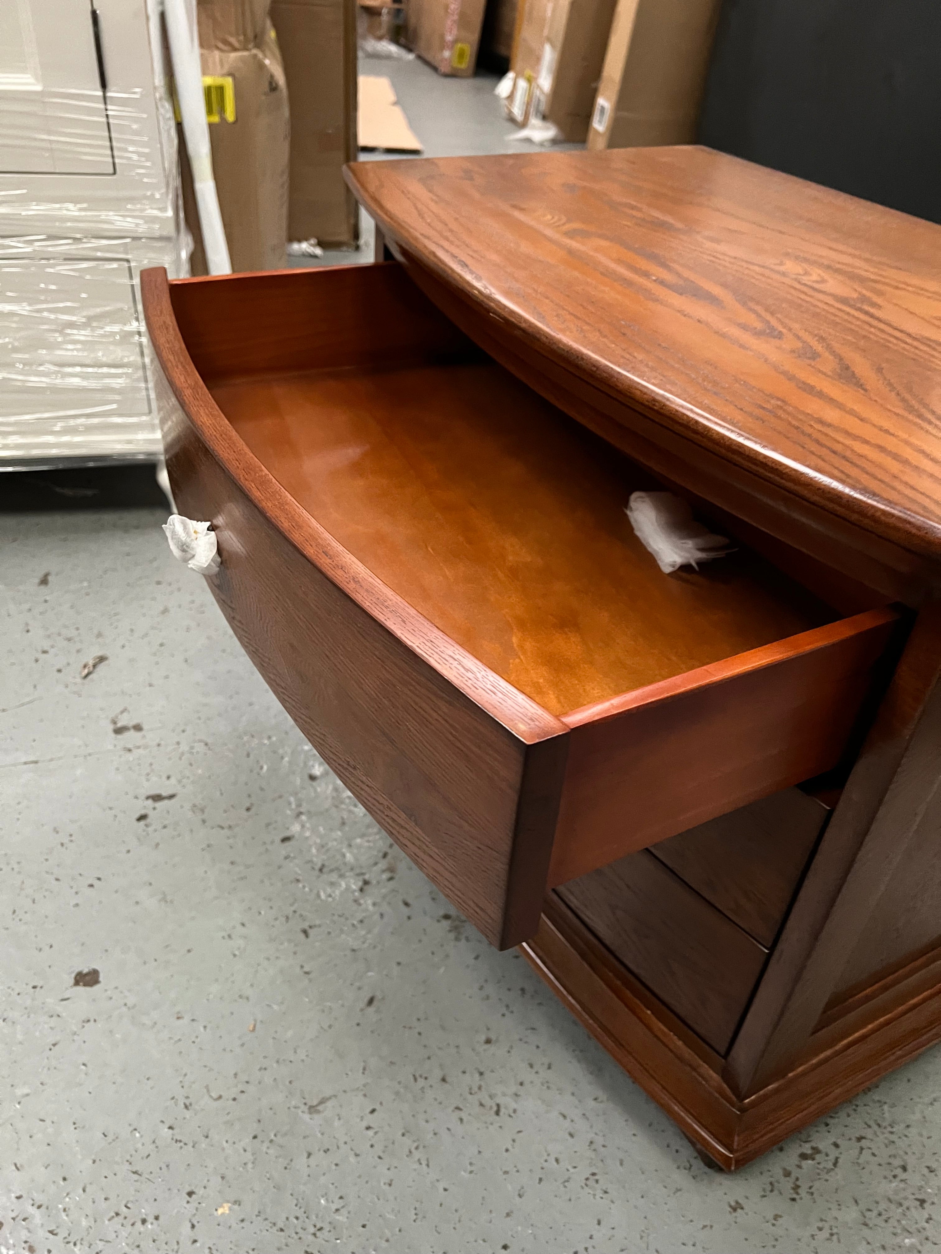 WINCHCOMBE DARK OAK
Winchcome Dark Oak 3 Drawer Wide Bedside Quality Furniture Clearance Ltd