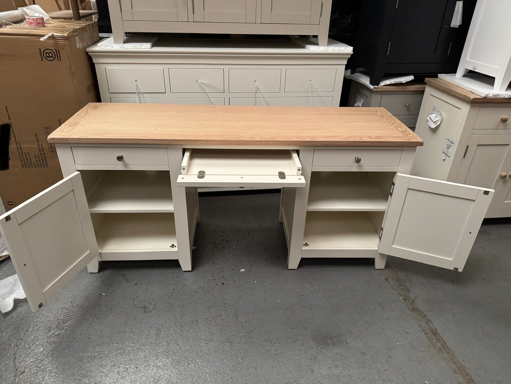 CHESTER CLASSIC CREAM
Double Pedestal Desk Quality Furniture Clearance Ltd